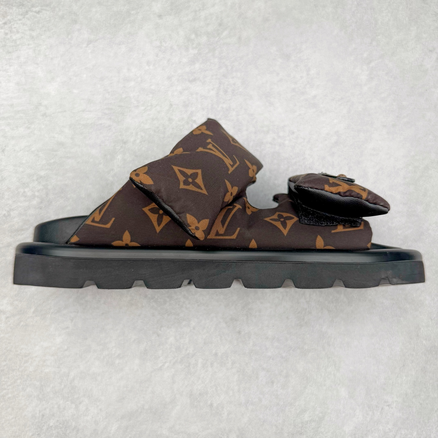 LOUIS VUITTON ｜路易威登2025ss最新春夏款 村上隆/Takashi Murakami x lv Pool Pillow Comfort 皮革 圆头套脚一字拖鞋 男女款 白色 室内外穿着皆宜。纯羊羔毛材质，鞋面受专水台高密度发泡材质，轻盈舒适，鞋底厚度3.5 上脚超显腿长 尺码：35 36 37 38 39 40 41 42 43 44 45-选品中心