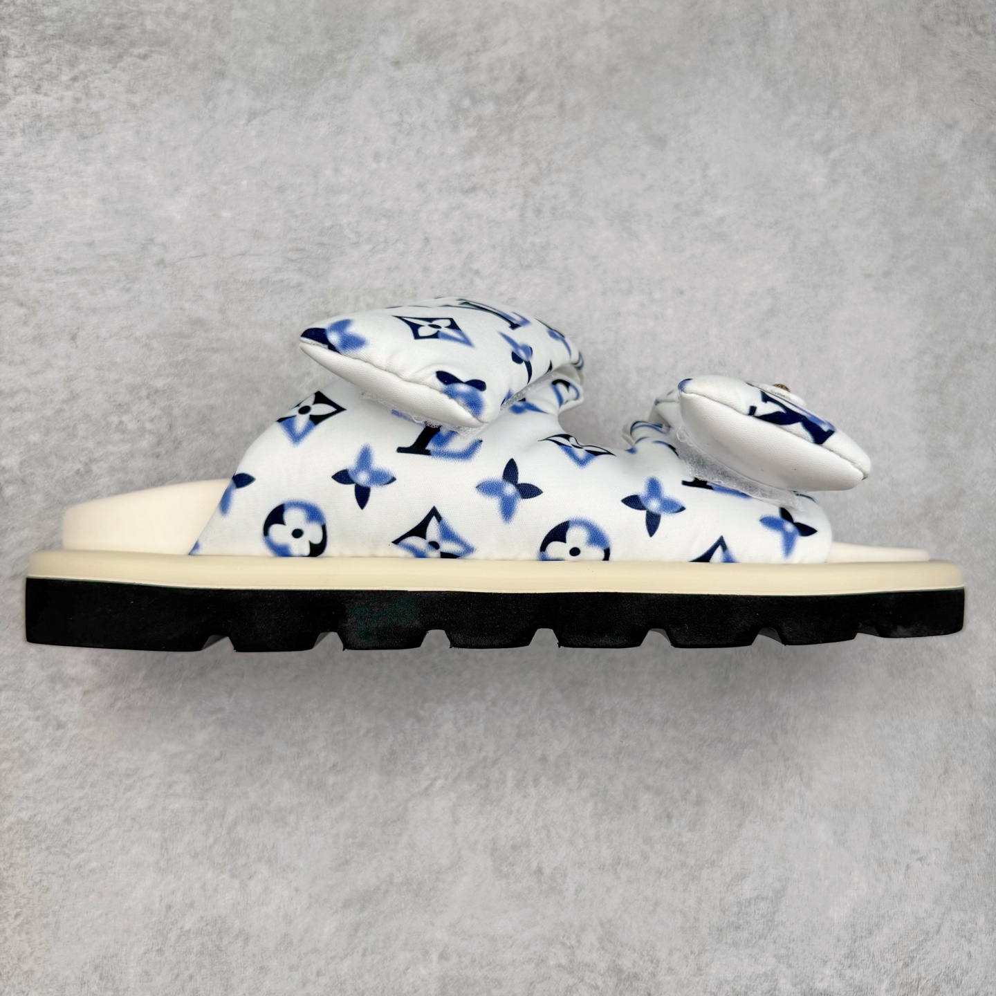 LOUIS VUITTON |路易威登2025ss最新春夏款 村上隆/Takashi Murakami x lv Pool Pillow Comfort 皮革 圆头套脚一字拖鞋 男女款 白色 室内外穿着皆宜。纯羊羔毛材质,鞋面受专水台高密度发泡材质,轻盈舒适,鞋底厚度3.5 上脚超显腿长 尺码:35 36 37 38 39 40 41 42 43 44 45-选品中心