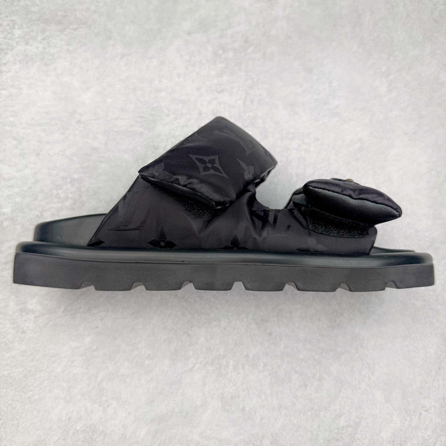 LOUIS VUITTON ｜路易威登2025ss最新春夏款 村上隆/Takashi Murakami x lv Pool Pillow Comfort 皮革 圆头套脚一字拖鞋 男女款 白色 室内外穿着皆宜。纯羊羔毛材质，鞋面受专水台高密度发泡材质，轻盈舒适，鞋底厚度3.5 上脚超显腿长 尺码：35 36 37 38 39 40 41 42 43 44 45-选品中心