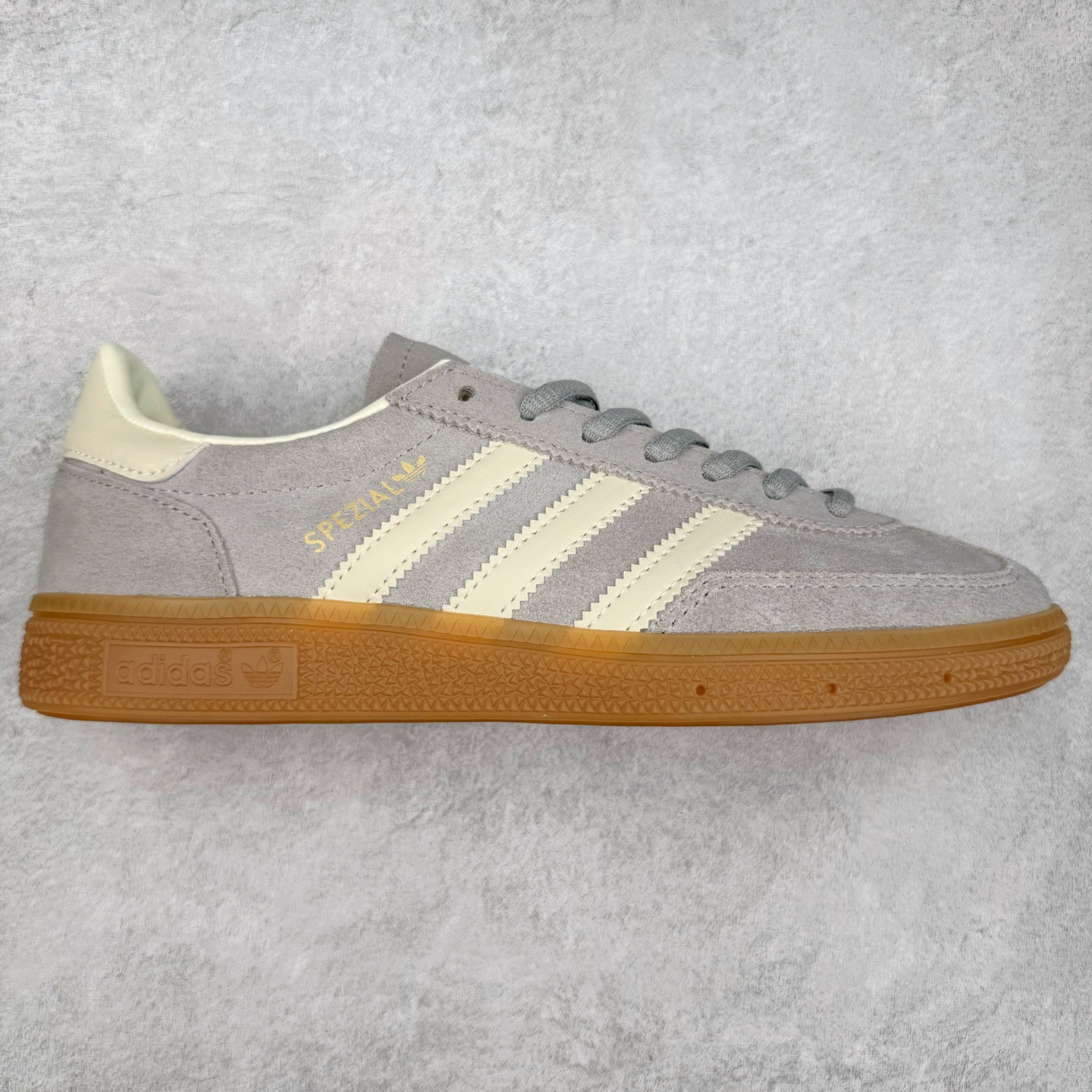 AD Originals Handball SPZL 手球运动员系列百搭休闲运动板鞋 IF7086 这款来自阿迪达斯的这款HANDBALL SPZL前身是一双手球运动鞋，这一次拿来复刻，所以鞋面的主要色彩选用了黑色， 鞋面外侧除了Spezial字母之外还有三叶草标志。Handball SPZL作为复古手球训练鞋与作为室内足球鞋的Samba有着异曲同工之处，但是质感更为出众的鞋身以及丰富的配色选择比起Samba来讲可以说是更胜一筹了！尺码：36 36⅔ 37⅓ 38 38⅔ 39⅓ 40 40⅔ 41⅓ 42 42⅔ 43⅓ 44 45-选品中心