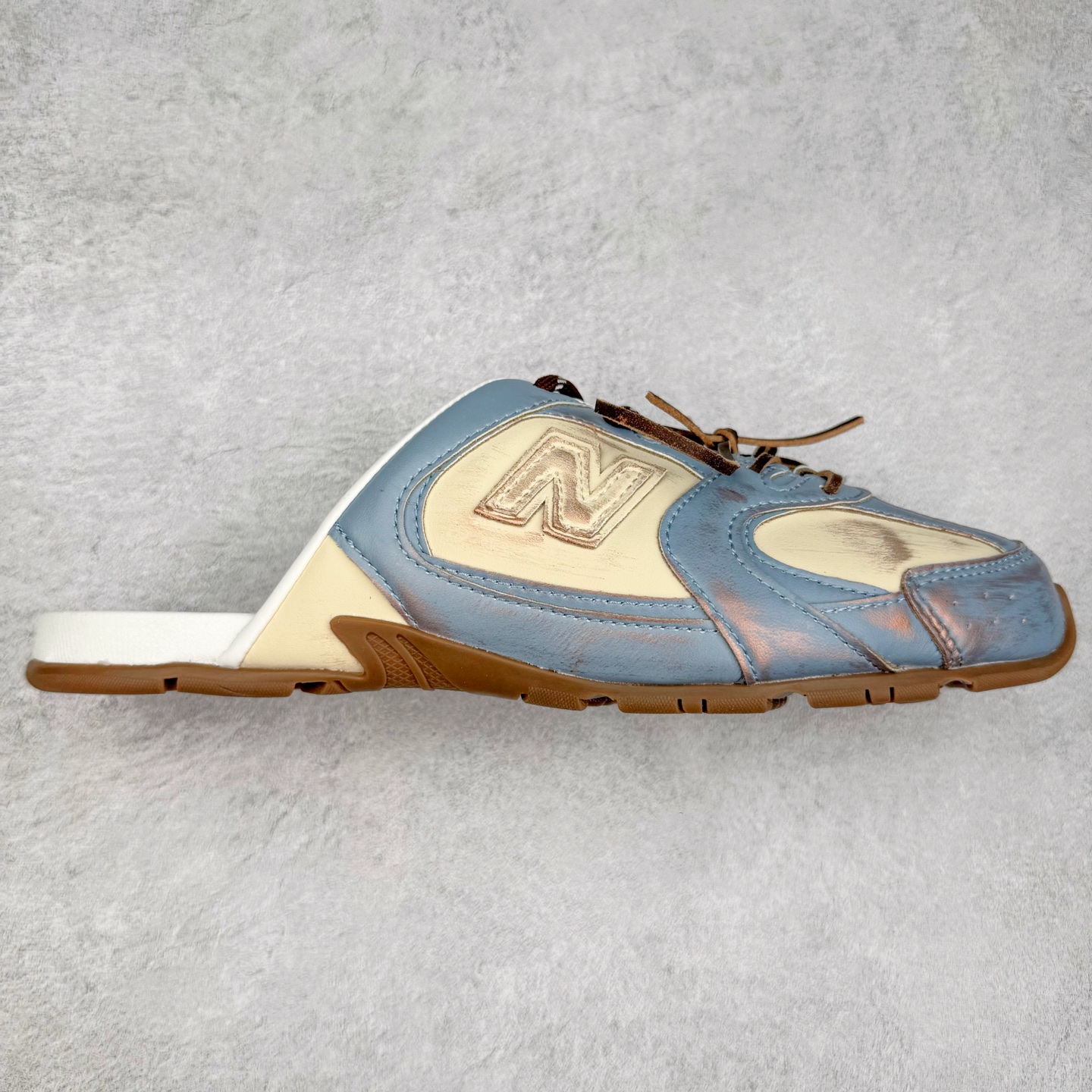 MiuMiu x New Balance NB530 SL 缪缪联名系列低帮经典复古休闲运动鞋半拖 近几年运动品牌与各大潮流品牌不断推出联名产品，在球鞋圈拥有极高的热度。此外，奢侈品牌和运动品牌联名也早已非新鲜事，继 Dior 和 Jordan Brand 以及 Prada 和 adidas 合作后。近日，Miu Miu与New Balance的合作基本已经成为定番，每年都会上新，而近期的最新联名也已经正式曝光，预计会在24年春夏面世！相比之前两次使用的574，这次Miu Miu带来了全新风格。采用了全新型号MR530进行设计，继续使用复古的旧化效果和去年就被带火的美拉德配色打造。Miu Miu作为千禧文化的重要推手，这次也是直接挑选了New Balance 2000年代时发布的健身跑鞋MR530。整体做旧效果非常明显，甚至有些二手鞋的感觉，多少是有点瘦巴黎世家影响了……配色方面将会推出米色和棕色两种颜色可供选择，整体覆盖了做旧麂皮，鞋舌和鞋垫和之前一致，有Miu Miu的Logo，同时搭配皮革和棉质双鞋带组成。尺码：36 37 37.5 38 38.5 39.5 40 40.5 41.5 42 42.5 43.5 44 44.5 45-选品中心