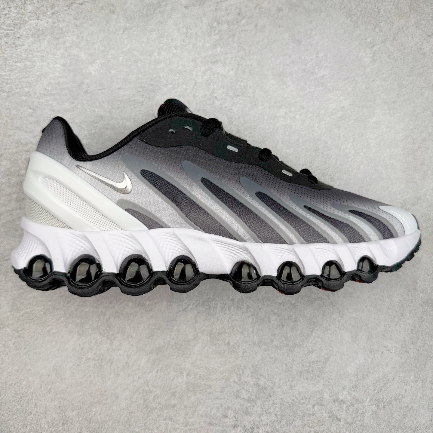 NK Air Max DN8 全掌科技气垫缓震运动跑鞋 FQ7860-038 DN8的核心亮点在于其八腔气垫结构 根据不同部位设定的气压值专为行走设计 提供卓越的舒适感 鞋面的设计让人联想到上世纪90年代末至2000年代初的多款Air Max 中底上系列圆形孔洞引发了热议 不少人将其与竞争品牌的缓震技术进行比较 例如K-SWISS 2010年代初推出的Tubes技 及以多孔鞋底闻名的品牌 尺码：36 36.5 37.5 38 38.5 39 40 40.5 41 42 42.5 43 44 44.5 45-选品中心