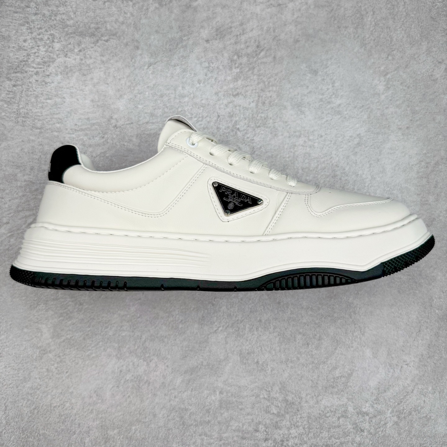 PRADA普拉达 厚底徽标系带运动休闲男鞋系列 #广东大厂品质 专柜同步 大气个性更潮更抢眼更追求档次,它将颠覆旧念,与您共度时尚潮人必备! 面料采用原版进口小牛皮 牛皮内里垫脚 橡胶发泡大底 轻便防滑耐磨 脚感舒适 款式耐看做工精细 配以简洁利落的鞋楦 彰显男人的果敢和硬朗 尺码:39-44(皮鞋码)-选品中心