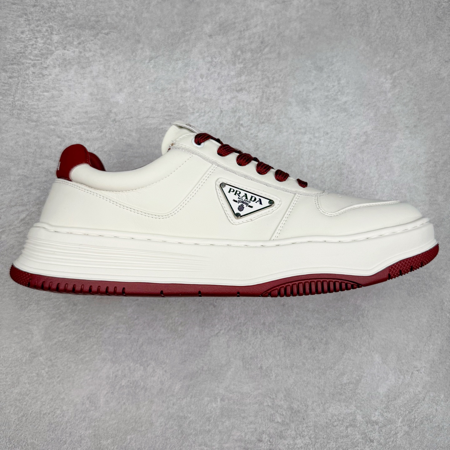 PRADA普拉达 厚底徽标系带运动休闲男鞋系列 #广东大厂品质 专柜同步 大气个性更潮更抢眼更追求档次，它将颠覆旧念，与您共度时尚潮人必备! 面料采用原版进口小牛皮 牛皮内里垫脚 橡胶发泡大底 轻便防滑耐磨 脚感舒适 款式耐看做工精细 配以简洁利落的鞋楦 彰显男人的果敢和硬朗 尺码：39-44（皮鞋码）-选品中心