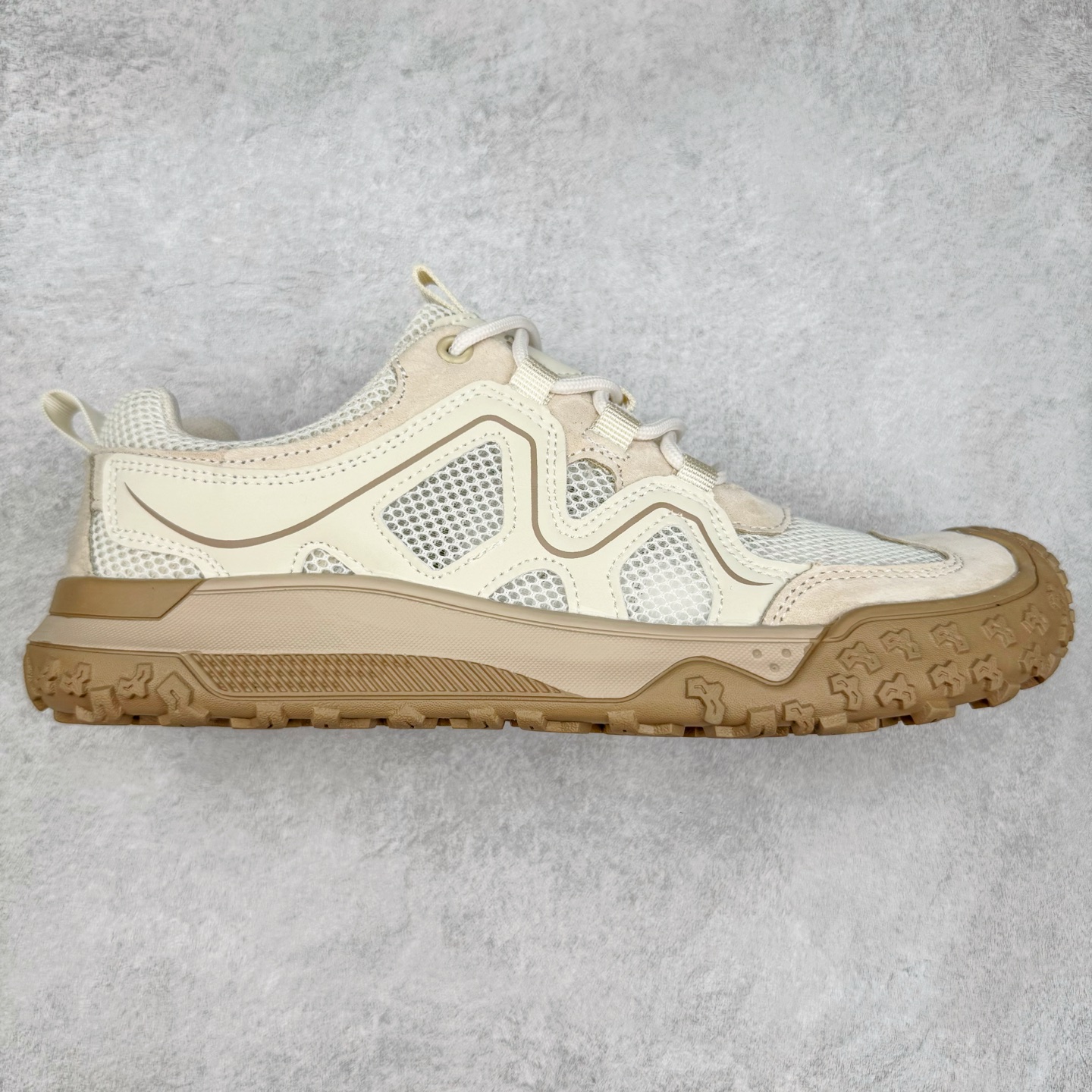 ECCO爱步男鞋夏季网眼鞋透气运动鞋网面休闲鞋 热酷户外系列 多种材质拼接鞋面，加强鞋内外空气双向对流，疏散闷热 保持脚感舒爽 提供亲肤透气贴合的穿着体验 简易系带设计，可自由调节鞋带松紧，方便快捷 鞋头防踢脚设计 保护脚趾防止磕碰 中底与鞋底直接拼接一体成型，合脚舒适 橡胶鞋底 轻盈柔韧，舒适耐穿 所向无界 步步生机 尺码：38 39 40 41 42 43 44 45（皮鞋码）-选品中心