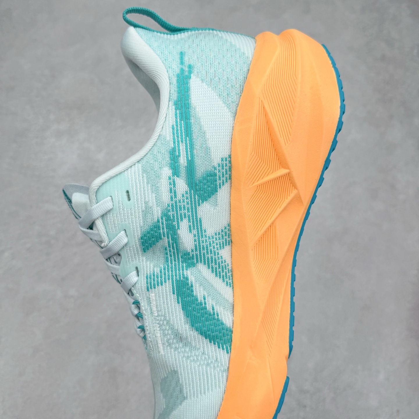 图片[7]-ASICS NOVABLAST 5 亚瑟士舒适缓震跑鞋 鞋面从NOVABLAST 3的工程网眼升级为一片式轻量编织设计 提升了跑鞋的透气性 并配备结构鞋舌 进一步提升透气性的同时减少鞋舌滑动 从而实现更好的包裹感 后跟结构也是亮点之一 不仅提升了稳定性 还能给跑者提供更强支撑 上脚舒适度非常明显 无论如何跑跳晃动 双脚都被包裹的非常服帖舒适 同时前脚掌有足够空间 中足又很贴合 后跟高度和弧度也都非常舒适 从NOVABLAST 5采用全新FF BLAST PLUS ECO轻量高能回弹泡棉材料 这是一种超过20%的生物基可再生资源 在带给跑者更舒适体验同时助力减轻环境负担 值得关注的是NOVABLAST 4将成为该系列首款贴有CO2e标签的鞋款 以进一步严格贯彻ASICS亚瑟士的可持续发展理念 大底采用了低密度设计的AHAR LO 更大程度增强鞋款耐磨性 提升使用寿命 外底液采用了全新设计 其灵感来源于植物的斐波那契螺旋叶片图案 独特的几何纹路使新一代鞋款的外观更具标志性 中底和大底设计都是为了让跑者获得更大的能量反馈 更强的回弹性 在跑步过程中轻弹畅跑 看配置就能感受到NOVABLAST的优势 高回弹、高缓震、且耐用的综合长跑训练鞋 尺码：36 37 38 39 39.5 40 40.5 41.5 42 42.5 43.5 44 45-选品中心