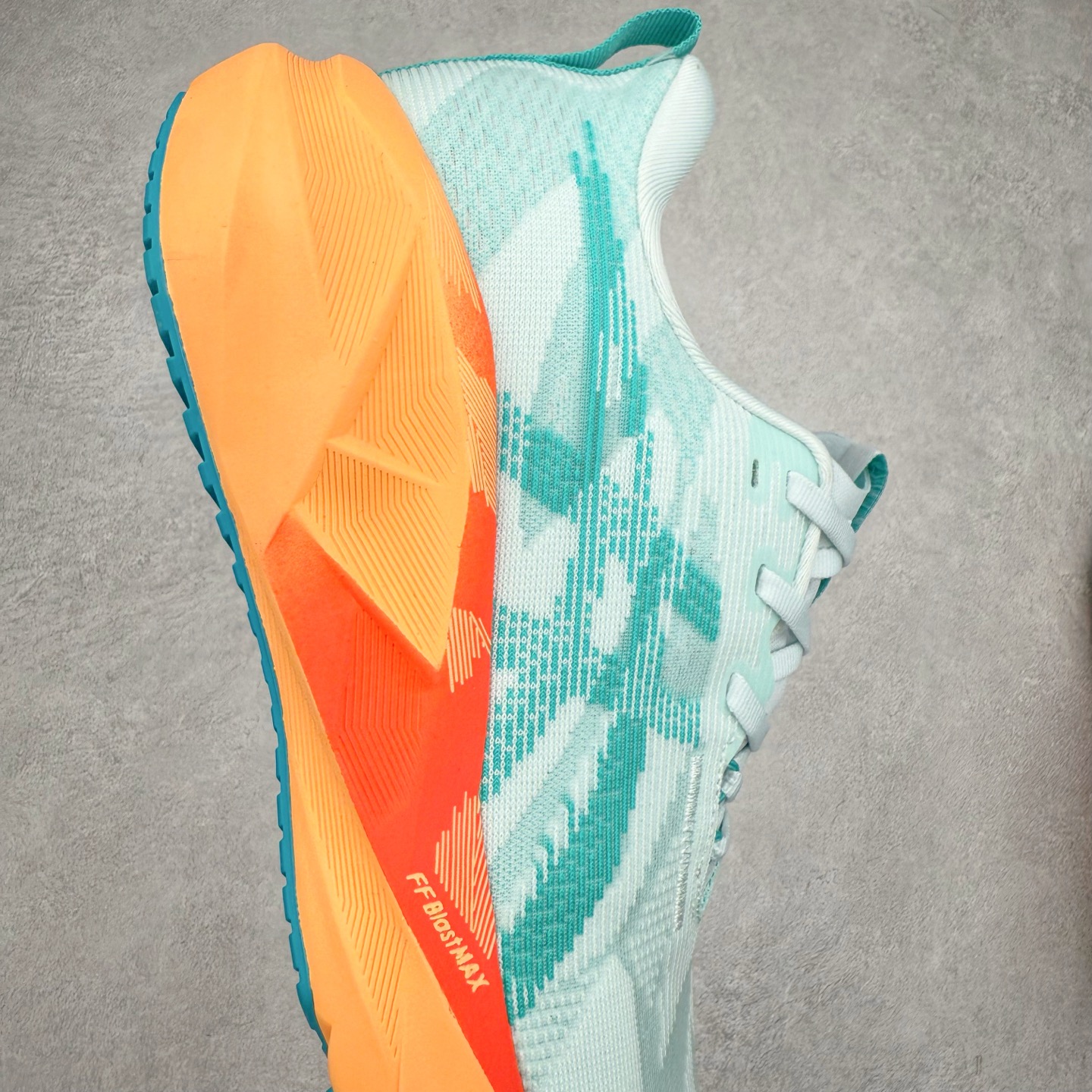 图片[6]-ASICS NOVABLAST 5 亚瑟士舒适缓震跑鞋 鞋面从NOVABLAST 3的工程网眼升级为一片式轻量编织设计 提升了跑鞋的透气性 并配备结构鞋舌 进一步提升透气性的同时减少鞋舌滑动 从而实现更好的包裹感 后跟结构也是亮点之一 不仅提升了稳定性 还能给跑者提供更强支撑 上脚舒适度非常明显 无论如何跑跳晃动 双脚都被包裹的非常服帖舒适 同时前脚掌有足够空间 中足又很贴合 后跟高度和弧度也都非常舒适 从NOVABLAST 5采用全新FF BLAST PLUS ECO轻量高能回弹泡棉材料 这是一种超过20%的生物基可再生资源 在带给跑者更舒适体验同时助力减轻环境负担 值得关注的是NOVABLAST 4将成为该系列首款贴有CO2e标签的鞋款 以进一步严格贯彻ASICS亚瑟士的可持续发展理念 大底采用了低密度设计的AHAR LO 更大程度增强鞋款耐磨性 提升使用寿命 外底液采用了全新设计 其灵感来源于植物的斐波那契螺旋叶片图案 独特的几何纹路使新一代鞋款的外观更具标志性 中底和大底设计都是为了让跑者获得更大的能量反馈 更强的回弹性 在跑步过程中轻弹畅跑 看配置就能感受到NOVABLAST的优势 高回弹、高缓震、且耐用的综合长跑训练鞋 尺码：36 37 38 39 39.5 40 40.5 41.5 42 42.5 43.5 44 45-选品中心