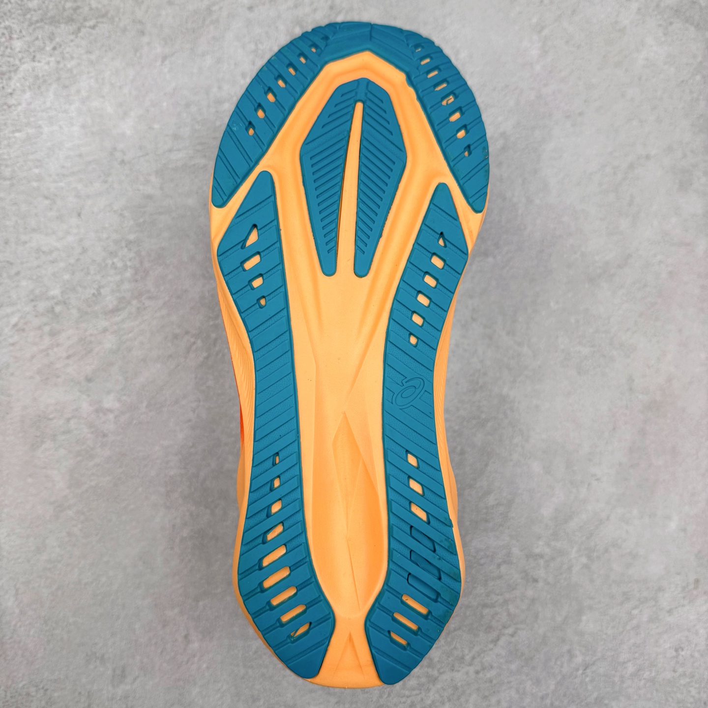 图片[9]-ASICS NOVABLAST 5 亚瑟士舒适缓震跑鞋 鞋面从NOVABLAST 3的工程网眼升级为一片式轻量编织设计 提升了跑鞋的透气性 并配备结构鞋舌 进一步提升透气性的同时减少鞋舌滑动 从而实现更好的包裹感 后跟结构也是亮点之一 不仅提升了稳定性 还能给跑者提供更强支撑 上脚舒适度非常明显 无论如何跑跳晃动 双脚都被包裹的非常服帖舒适 同时前脚掌有足够空间 中足又很贴合 后跟高度和弧度也都非常舒适 从NOVABLAST 5采用全新FF BLAST PLUS ECO轻量高能回弹泡棉材料 这是一种超过20%的生物基可再生资源 在带给跑者更舒适体验同时助力减轻环境负担 值得关注的是NOVABLAST 4将成为该系列首款贴有CO2e标签的鞋款 以进一步严格贯彻ASICS亚瑟士的可持续发展理念 大底采用了低密度设计的AHAR LO 更大程度增强鞋款耐磨性 提升使用寿命 外底液采用了全新设计 其灵感来源于植物的斐波那契螺旋叶片图案 独特的几何纹路使新一代鞋款的外观更具标志性 中底和大底设计都是为了让跑者获得更大的能量反馈 更强的回弹性 在跑步过程中轻弹畅跑 看配置就能感受到NOVABLAST的优势 高回弹、高缓震、且耐用的综合长跑训练鞋 尺码：36 37 38 39 39.5 40 40.5 41.5 42 42.5 43.5 44 45-选品中心