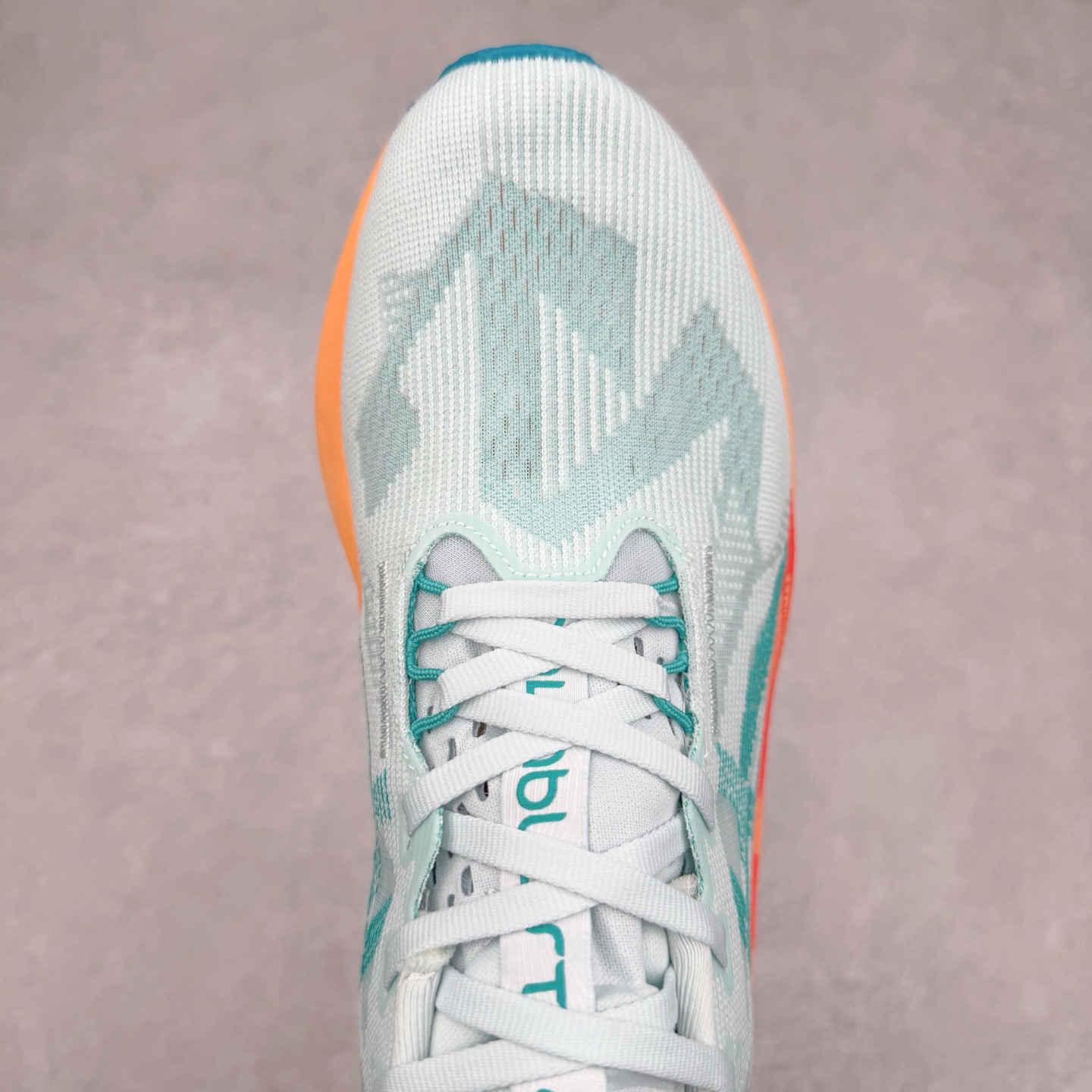 图片[4]-ASICS NOVABLAST 5 亚瑟士舒适缓震跑鞋 鞋面从NOVABLAST 3的工程网眼升级为一片式轻量编织设计 提升了跑鞋的透气性 并配备结构鞋舌 进一步提升透气性的同时减少鞋舌滑动 从而实现更好的包裹感 后跟结构也是亮点之一 不仅提升了稳定性 还能给跑者提供更强支撑 上脚舒适度非常明显 无论如何跑跳晃动 双脚都被包裹的非常服帖舒适 同时前脚掌有足够空间 中足又很贴合 后跟高度和弧度也都非常舒适 从NOVABLAST 5采用全新FF BLAST PLUS ECO轻量高能回弹泡棉材料 这是一种超过20%的生物基可再生资源 在带给跑者更舒适体验同时助力减轻环境负担 值得关注的是NOVABLAST 4将成为该系列首款贴有CO2e标签的鞋款 以进一步严格贯彻ASICS亚瑟士的可持续发展理念 大底采用了低密度设计的AHAR LO 更大程度增强鞋款耐磨性 提升使用寿命 外底液采用了全新设计 其灵感来源于植物的斐波那契螺旋叶片图案 独特的几何纹路使新一代鞋款的外观更具标志性 中底和大底设计都是为了让跑者获得更大的能量反馈 更强的回弹性 在跑步过程中轻弹畅跑 看配置就能感受到NOVABLAST的优势 高回弹、高缓震、且耐用的综合长跑训练鞋 尺码：36 37 38 39 39.5 40 40.5 41.5 42 42.5 43.5 44 45-选品中心