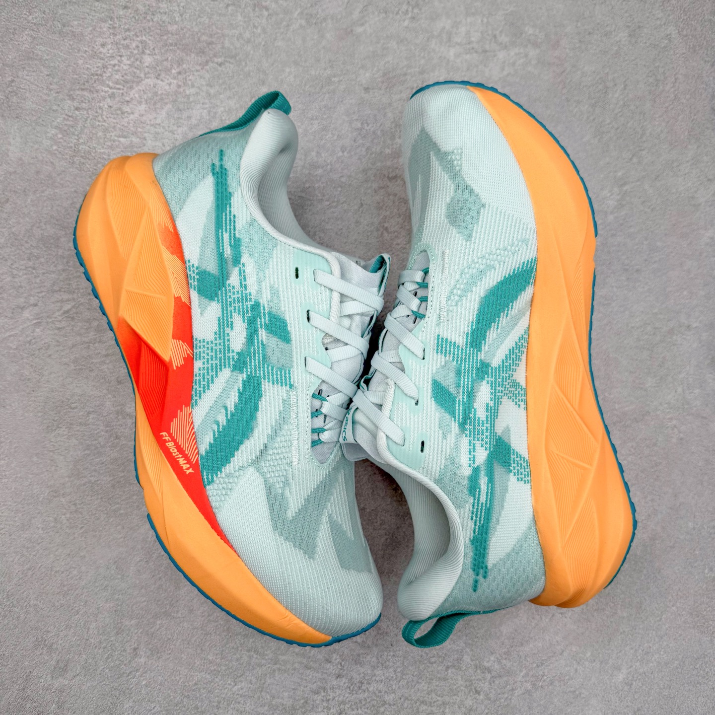 图片[3]-ASICS NOVABLAST 5 亚瑟士舒适缓震跑鞋 鞋面从NOVABLAST 3的工程网眼升级为一片式轻量编织设计 提升了跑鞋的透气性 并配备结构鞋舌 进一步提升透气性的同时减少鞋舌滑动 从而实现更好的包裹感 后跟结构也是亮点之一 不仅提升了稳定性 还能给跑者提供更强支撑 上脚舒适度非常明显 无论如何跑跳晃动 双脚都被包裹的非常服帖舒适 同时前脚掌有足够空间 中足又很贴合 后跟高度和弧度也都非常舒适 从NOVABLAST 5采用全新FF BLAST PLUS ECO轻量高能回弹泡棉材料 这是一种超过20%的生物基可再生资源 在带给跑者更舒适体验同时助力减轻环境负担 值得关注的是NOVABLAST 4将成为该系列首款贴有CO2e标签的鞋款 以进一步严格贯彻ASICS亚瑟士的可持续发展理念 大底采用了低密度设计的AHAR LO 更大程度增强鞋款耐磨性 提升使用寿命 外底液采用了全新设计 其灵感来源于植物的斐波那契螺旋叶片图案 独特的几何纹路使新一代鞋款的外观更具标志性 中底和大底设计都是为了让跑者获得更大的能量反馈 更强的回弹性 在跑步过程中轻弹畅跑 看配置就能感受到NOVABLAST的优势 高回弹、高缓震、且耐用的综合长跑训练鞋 尺码：36 37 38 39 39.5 40 40.5 41.5 42 42.5 43.5 44 45-选品中心