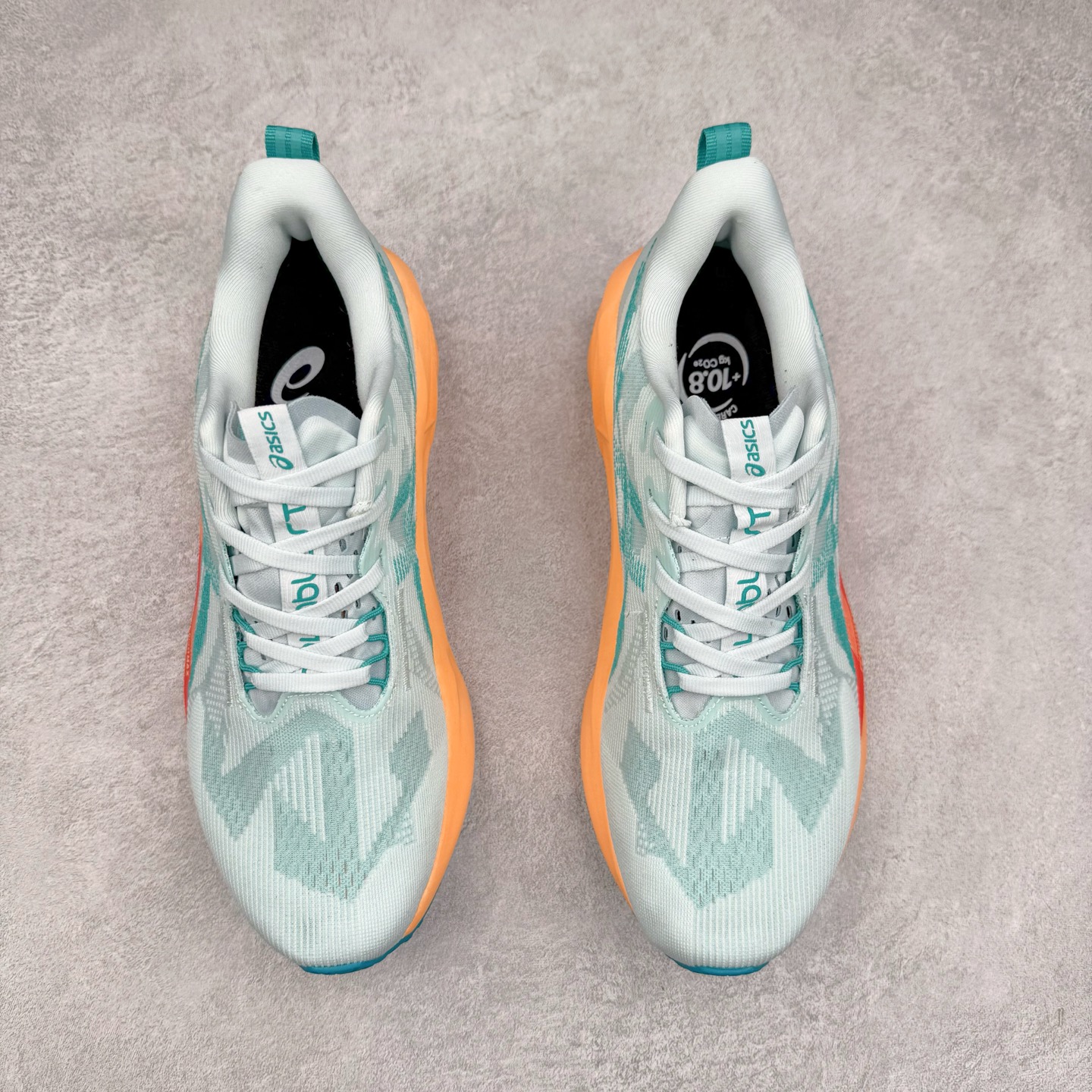 图片[2]-ASICS NOVABLAST 5 亚瑟士舒适缓震跑鞋 鞋面从NOVABLAST 3的工程网眼升级为一片式轻量编织设计 提升了跑鞋的透气性 并配备结构鞋舌 进一步提升透气性的同时减少鞋舌滑动 从而实现更好的包裹感 后跟结构也是亮点之一 不仅提升了稳定性 还能给跑者提供更强支撑 上脚舒适度非常明显 无论如何跑跳晃动 双脚都被包裹的非常服帖舒适 同时前脚掌有足够空间 中足又很贴合 后跟高度和弧度也都非常舒适 从NOVABLAST 5采用全新FF BLAST PLUS ECO轻量高能回弹泡棉材料 这是一种超过20%的生物基可再生资源 在带给跑者更舒适体验同时助力减轻环境负担 值得关注的是NOVABLAST 4将成为该系列首款贴有CO2e标签的鞋款 以进一步严格贯彻ASICS亚瑟士的可持续发展理念 大底采用了低密度设计的AHAR LO 更大程度增强鞋款耐磨性 提升使用寿命 外底液采用了全新设计 其灵感来源于植物的斐波那契螺旋叶片图案 独特的几何纹路使新一代鞋款的外观更具标志性 中底和大底设计都是为了让跑者获得更大的能量反馈 更强的回弹性 在跑步过程中轻弹畅跑 看配置就能感受到NOVABLAST的优势 高回弹、高缓震、且耐用的综合长跑训练鞋 尺码：36 37 38 39 39.5 40 40.5 41.5 42 42.5 43.5 44 45-选品中心