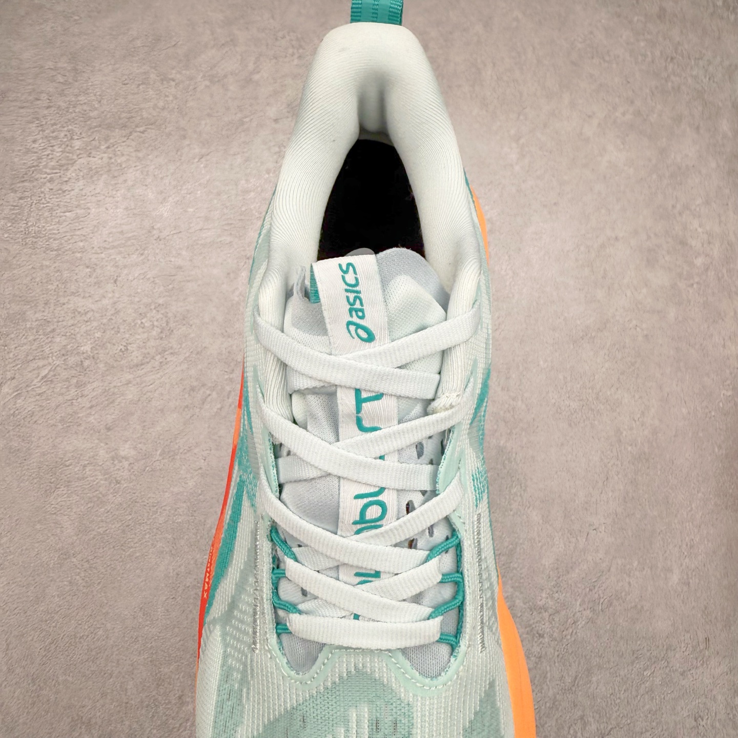 图片[5]-ASICS NOVABLAST 5 亚瑟士舒适缓震跑鞋 鞋面从NOVABLAST 3的工程网眼升级为一片式轻量编织设计 提升了跑鞋的透气性 并配备结构鞋舌 进一步提升透气性的同时减少鞋舌滑动 从而实现更好的包裹感 后跟结构也是亮点之一 不仅提升了稳定性 还能给跑者提供更强支撑 上脚舒适度非常明显 无论如何跑跳晃动 双脚都被包裹的非常服帖舒适 同时前脚掌有足够空间 中足又很贴合 后跟高度和弧度也都非常舒适 从NOVABLAST 5采用全新FF BLAST PLUS ECO轻量高能回弹泡棉材料 这是一种超过20%的生物基可再生资源 在带给跑者更舒适体验同时助力减轻环境负担 值得关注的是NOVABLAST 4将成为该系列首款贴有CO2e标签的鞋款 以进一步严格贯彻ASICS亚瑟士的可持续发展理念 大底采用了低密度设计的AHAR LO 更大程度增强鞋款耐磨性 提升使用寿命 外底液采用了全新设计 其灵感来源于植物的斐波那契螺旋叶片图案 独特的几何纹路使新一代鞋款的外观更具标志性 中底和大底设计都是为了让跑者获得更大的能量反馈 更强的回弹性 在跑步过程中轻弹畅跑 看配置就能感受到NOVABLAST的优势 高回弹、高缓震、且耐用的综合长跑训练鞋 尺码：36 37 38 39 39.5 40 40.5 41.5 42 42.5 43.5 44 45-选品中心