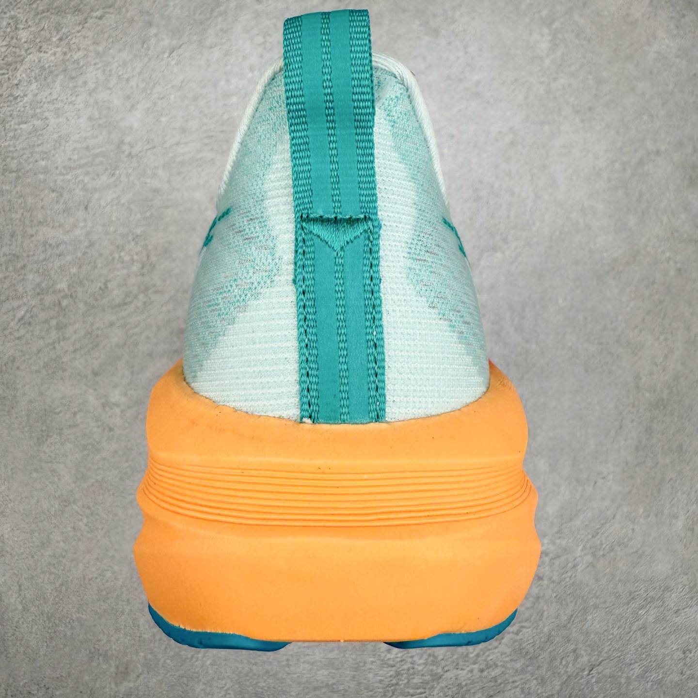 图片[8]-ASICS NOVABLAST 5 亚瑟士舒适缓震跑鞋 鞋面从NOVABLAST 3的工程网眼升级为一片式轻量编织设计 提升了跑鞋的透气性 并配备结构鞋舌 进一步提升透气性的同时减少鞋舌滑动 从而实现更好的包裹感 后跟结构也是亮点之一 不仅提升了稳定性 还能给跑者提供更强支撑 上脚舒适度非常明显 无论如何跑跳晃动 双脚都被包裹的非常服帖舒适 同时前脚掌有足够空间 中足又很贴合 后跟高度和弧度也都非常舒适 从NOVABLAST 5采用全新FF BLAST PLUS ECO轻量高能回弹泡棉材料 这是一种超过20%的生物基可再生资源 在带给跑者更舒适体验同时助力减轻环境负担 值得关注的是NOVABLAST 4将成为该系列首款贴有CO2e标签的鞋款 以进一步严格贯彻ASICS亚瑟士的可持续发展理念 大底采用了低密度设计的AHAR LO 更大程度增强鞋款耐磨性 提升使用寿命 外底液采用了全新设计 其灵感来源于植物的斐波那契螺旋叶片图案 独特的几何纹路使新一代鞋款的外观更具标志性 中底和大底设计都是为了让跑者获得更大的能量反馈 更强的回弹性 在跑步过程中轻弹畅跑 看配置就能感受到NOVABLAST的优势 高回弹、高缓震、且耐用的综合长跑训练鞋 尺码：36 37 38 39 39.5 40 40.5 41.5 42 42.5 43.5 44 45-选品中心