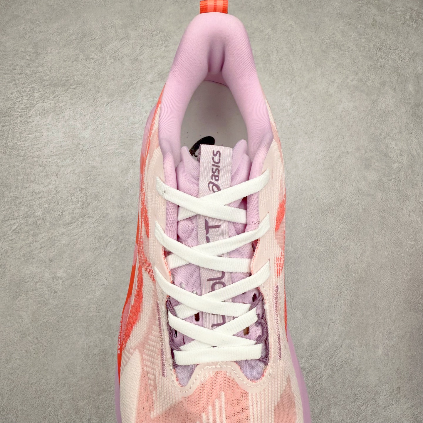 图片[5]-ASICS NOVABLAST 5 亚瑟士舒适缓震跑鞋 鞋面从NOVABLAST 3的工程网眼升级为一片式轻量编织设计 提升了跑鞋的透气性 并配备结构鞋舌 进一步提升透气性的同时减少鞋舌滑动 从而实现更好的包裹感 后跟结构也是亮点之一 不仅提升了稳定性 还能给跑者提供更强支撑 上脚舒适度非常明显 无论如何跑跳晃动 双脚都被包裹的非常服帖舒适 同时前脚掌有足够空间 中足又很贴合 后跟高度和弧度也都非常舒适 从NOVABLAST 5采用全新FF BLAST PLUS ECO轻量高能回弹泡棉材料 这是一种超过20%的生物基可再生资源 在带给跑者更舒适体验同时助力减轻环境负担 值得关注的是NOVABLAST 4将成为该系列首款贴有CO2e标签的鞋款 以进一步严格贯彻ASICS亚瑟士的可持续发展理念 大底采用了低密度设计的AHAR LO 更大程度增强鞋款耐磨性 提升使用寿命 外底液采用了全新设计 其灵感来源于植物的斐波那契螺旋叶片图案 独特的几何纹路使新一代鞋款的外观更具标志性 中底和大底设计都是为了让跑者获得更大的能量反馈 更强的回弹性 在跑步过程中轻弹畅跑 看配置就能感受到NOVABLAST的优势 高回弹、高缓震、且耐用的综合长跑训练鞋 尺码：36 37 38 39 39.5 40 40.5 41.5 42 42.5 43.5 44 45-选品中心