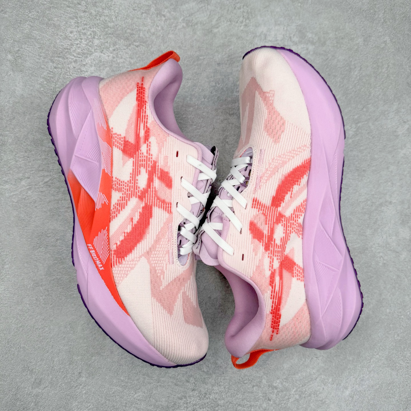 图片[3]-ASICS NOVABLAST 5 亚瑟士舒适缓震跑鞋 鞋面从NOVABLAST 3的工程网眼升级为一片式轻量编织设计 提升了跑鞋的透气性 并配备结构鞋舌 进一步提升透气性的同时减少鞋舌滑动 从而实现更好的包裹感 后跟结构也是亮点之一 不仅提升了稳定性 还能给跑者提供更强支撑 上脚舒适度非常明显 无论如何跑跳晃动 双脚都被包裹的非常服帖舒适 同时前脚掌有足够空间 中足又很贴合 后跟高度和弧度也都非常舒适 从NOVABLAST 5采用全新FF BLAST PLUS ECO轻量高能回弹泡棉材料 这是一种超过20%的生物基可再生资源 在带给跑者更舒适体验同时助力减轻环境负担 值得关注的是NOVABLAST 4将成为该系列首款贴有CO2e标签的鞋款 以进一步严格贯彻ASICS亚瑟士的可持续发展理念 大底采用了低密度设计的AHAR LO 更大程度增强鞋款耐磨性 提升使用寿命 外底液采用了全新设计 其灵感来源于植物的斐波那契螺旋叶片图案 独特的几何纹路使新一代鞋款的外观更具标志性 中底和大底设计都是为了让跑者获得更大的能量反馈 更强的回弹性 在跑步过程中轻弹畅跑 看配置就能感受到NOVABLAST的优势 高回弹、高缓震、且耐用的综合长跑训练鞋 尺码：36 37 38 39 39.5 40 40.5 41.5 42 42.5 43.5 44 45-选品中心