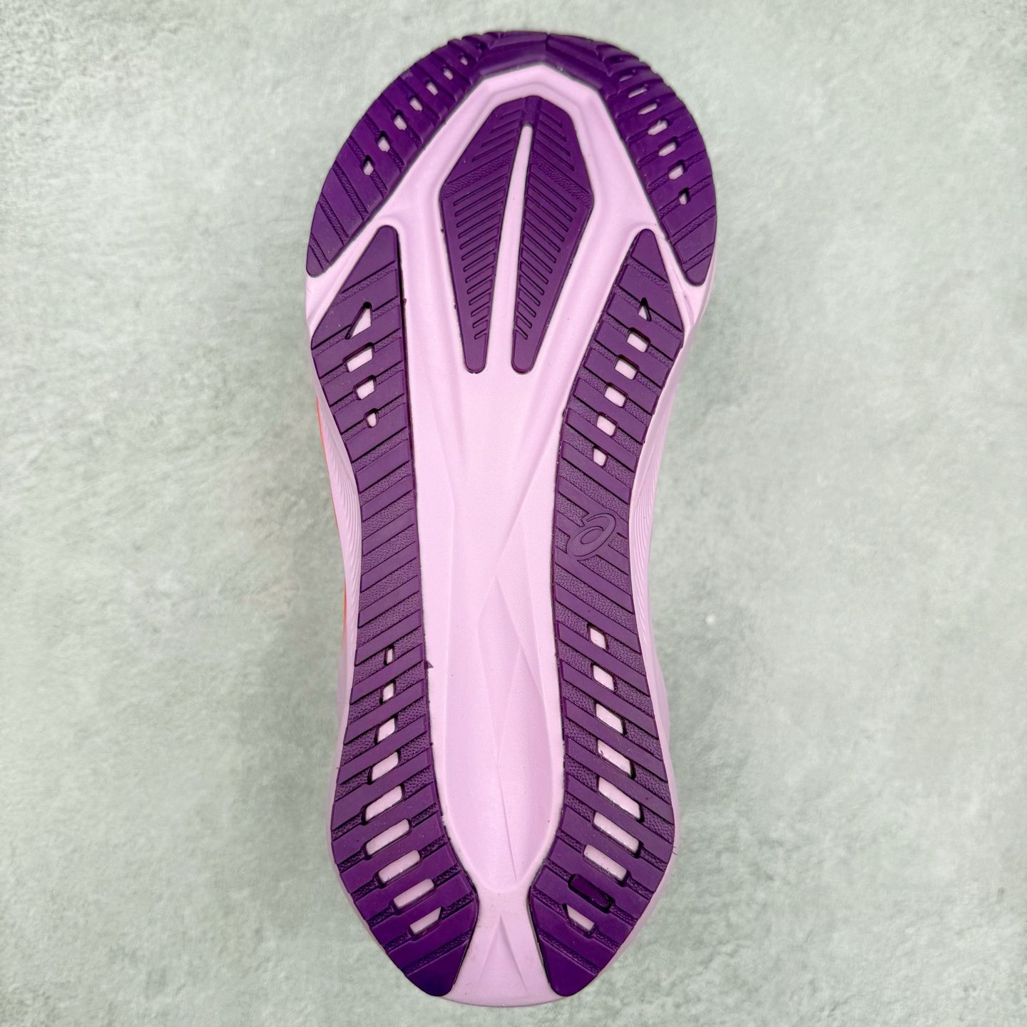 图片[9]-ASICS NOVABLAST 5 亚瑟士舒适缓震跑鞋 鞋面从NOVABLAST 3的工程网眼升级为一片式轻量编织设计 提升了跑鞋的透气性 并配备结构鞋舌 进一步提升透气性的同时减少鞋舌滑动 从而实现更好的包裹感 后跟结构也是亮点之一 不仅提升了稳定性 还能给跑者提供更强支撑 上脚舒适度非常明显 无论如何跑跳晃动 双脚都被包裹的非常服帖舒适 同时前脚掌有足够空间 中足又很贴合 后跟高度和弧度也都非常舒适 从NOVABLAST 5采用全新FF BLAST PLUS ECO轻量高能回弹泡棉材料 这是一种超过20%的生物基可再生资源 在带给跑者更舒适体验同时助力减轻环境负担 值得关注的是NOVABLAST 4将成为该系列首款贴有CO2e标签的鞋款 以进一步严格贯彻ASICS亚瑟士的可持续发展理念 大底采用了低密度设计的AHAR LO 更大程度增强鞋款耐磨性 提升使用寿命 外底液采用了全新设计 其灵感来源于植物的斐波那契螺旋叶片图案 独特的几何纹路使新一代鞋款的外观更具标志性 中底和大底设计都是为了让跑者获得更大的能量反馈 更强的回弹性 在跑步过程中轻弹畅跑 看配置就能感受到NOVABLAST的优势 高回弹、高缓震、且耐用的综合长跑训练鞋 尺码：36 37 38 39 39.5 40 40.5 41.5 42 42.5 43.5 44 45-选品中心