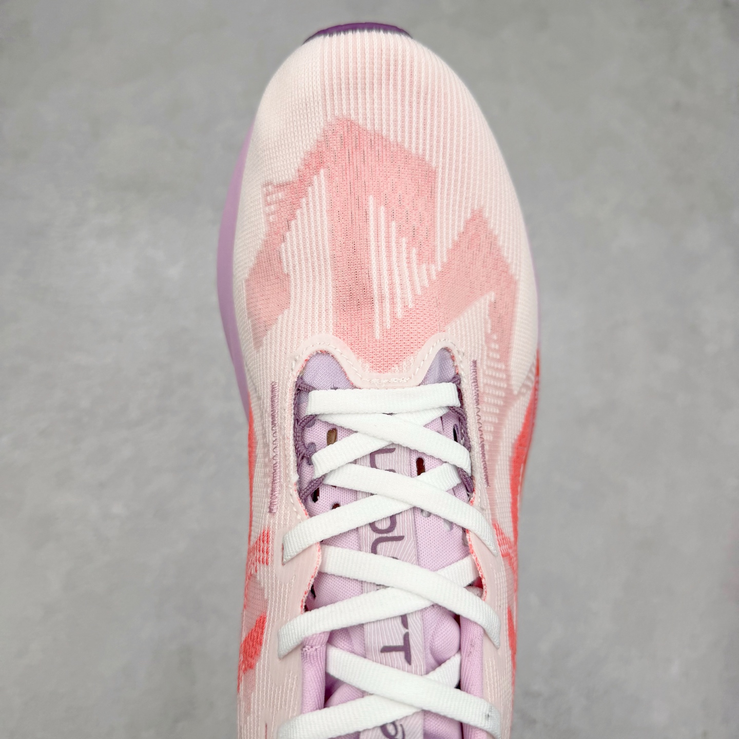 图片[4]-ASICS NOVABLAST 5 亚瑟士舒适缓震跑鞋 鞋面从NOVABLAST 3的工程网眼升级为一片式轻量编织设计 提升了跑鞋的透气性 并配备结构鞋舌 进一步提升透气性的同时减少鞋舌滑动 从而实现更好的包裹感 后跟结构也是亮点之一 不仅提升了稳定性 还能给跑者提供更强支撑 上脚舒适度非常明显 无论如何跑跳晃动 双脚都被包裹的非常服帖舒适 同时前脚掌有足够空间 中足又很贴合 后跟高度和弧度也都非常舒适 从NOVABLAST 5采用全新FF BLAST PLUS ECO轻量高能回弹泡棉材料 这是一种超过20%的生物基可再生资源 在带给跑者更舒适体验同时助力减轻环境负担 值得关注的是NOVABLAST 4将成为该系列首款贴有CO2e标签的鞋款 以进一步严格贯彻ASICS亚瑟士的可持续发展理念 大底采用了低密度设计的AHAR LO 更大程度增强鞋款耐磨性 提升使用寿命 外底液采用了全新设计 其灵感来源于植物的斐波那契螺旋叶片图案 独特的几何纹路使新一代鞋款的外观更具标志性 中底和大底设计都是为了让跑者获得更大的能量反馈 更强的回弹性 在跑步过程中轻弹畅跑 看配置就能感受到NOVABLAST的优势 高回弹、高缓震、且耐用的综合长跑训练鞋 尺码：36 37 38 39 39.5 40 40.5 41.5 42 42.5 43.5 44 45-选品中心