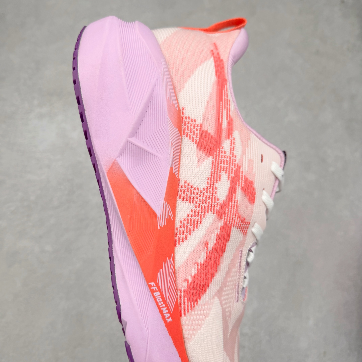 图片[6]-ASICS NOVABLAST 5 亚瑟士舒适缓震跑鞋 鞋面从NOVABLAST 3的工程网眼升级为一片式轻量编织设计 提升了跑鞋的透气性 并配备结构鞋舌 进一步提升透气性的同时减少鞋舌滑动 从而实现更好的包裹感 后跟结构也是亮点之一 不仅提升了稳定性 还能给跑者提供更强支撑 上脚舒适度非常明显 无论如何跑跳晃动 双脚都被包裹的非常服帖舒适 同时前脚掌有足够空间 中足又很贴合 后跟高度和弧度也都非常舒适 从NOVABLAST 5采用全新FF BLAST PLUS ECO轻量高能回弹泡棉材料 这是一种超过20%的生物基可再生资源 在带给跑者更舒适体验同时助力减轻环境负担 值得关注的是NOVABLAST 4将成为该系列首款贴有CO2e标签的鞋款 以进一步严格贯彻ASICS亚瑟士的可持续发展理念 大底采用了低密度设计的AHAR LO 更大程度增强鞋款耐磨性 提升使用寿命 外底液采用了全新设计 其灵感来源于植物的斐波那契螺旋叶片图案 独特的几何纹路使新一代鞋款的外观更具标志性 中底和大底设计都是为了让跑者获得更大的能量反馈 更强的回弹性 在跑步过程中轻弹畅跑 看配置就能感受到NOVABLAST的优势 高回弹、高缓震、且耐用的综合长跑训练鞋 尺码：36 37 38 39 39.5 40 40.5 41.5 42 42.5 43.5 44 45-选品中心