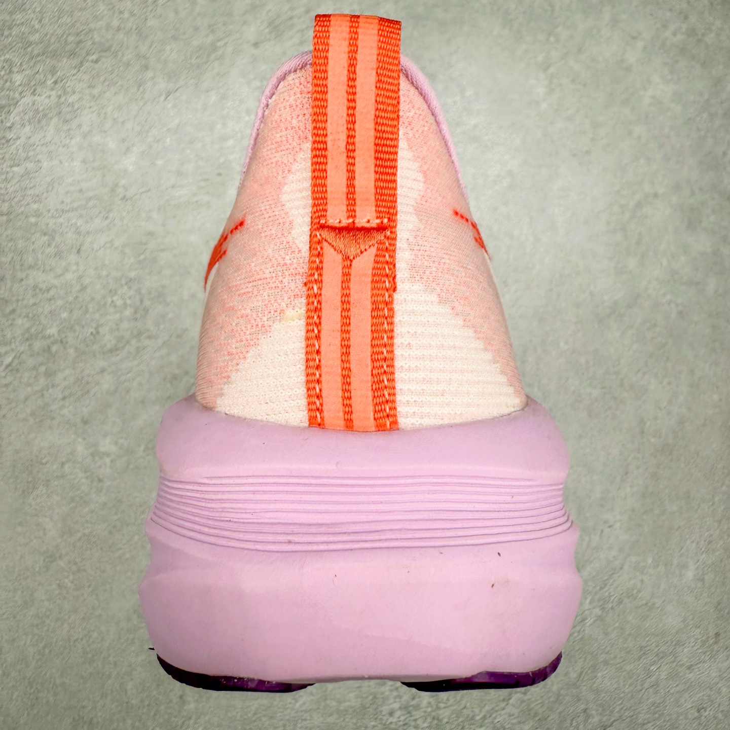 图片[8]-ASICS NOVABLAST 5 亚瑟士舒适缓震跑鞋 鞋面从NOVABLAST 3的工程网眼升级为一片式轻量编织设计 提升了跑鞋的透气性 并配备结构鞋舌 进一步提升透气性的同时减少鞋舌滑动 从而实现更好的包裹感 后跟结构也是亮点之一 不仅提升了稳定性 还能给跑者提供更强支撑 上脚舒适度非常明显 无论如何跑跳晃动 双脚都被包裹的非常服帖舒适 同时前脚掌有足够空间 中足又很贴合 后跟高度和弧度也都非常舒适 从NOVABLAST 5采用全新FF BLAST PLUS ECO轻量高能回弹泡棉材料 这是一种超过20%的生物基可再生资源 在带给跑者更舒适体验同时助力减轻环境负担 值得关注的是NOVABLAST 4将成为该系列首款贴有CO2e标签的鞋款 以进一步严格贯彻ASICS亚瑟士的可持续发展理念 大底采用了低密度设计的AHAR LO 更大程度增强鞋款耐磨性 提升使用寿命 外底液采用了全新设计 其灵感来源于植物的斐波那契螺旋叶片图案 独特的几何纹路使新一代鞋款的外观更具标志性 中底和大底设计都是为了让跑者获得更大的能量反馈 更强的回弹性 在跑步过程中轻弹畅跑 看配置就能感受到NOVABLAST的优势 高回弹、高缓震、且耐用的综合长跑训练鞋 尺码：36 37 38 39 39.5 40 40.5 41.5 42 42.5 43.5 44 45-选品中心