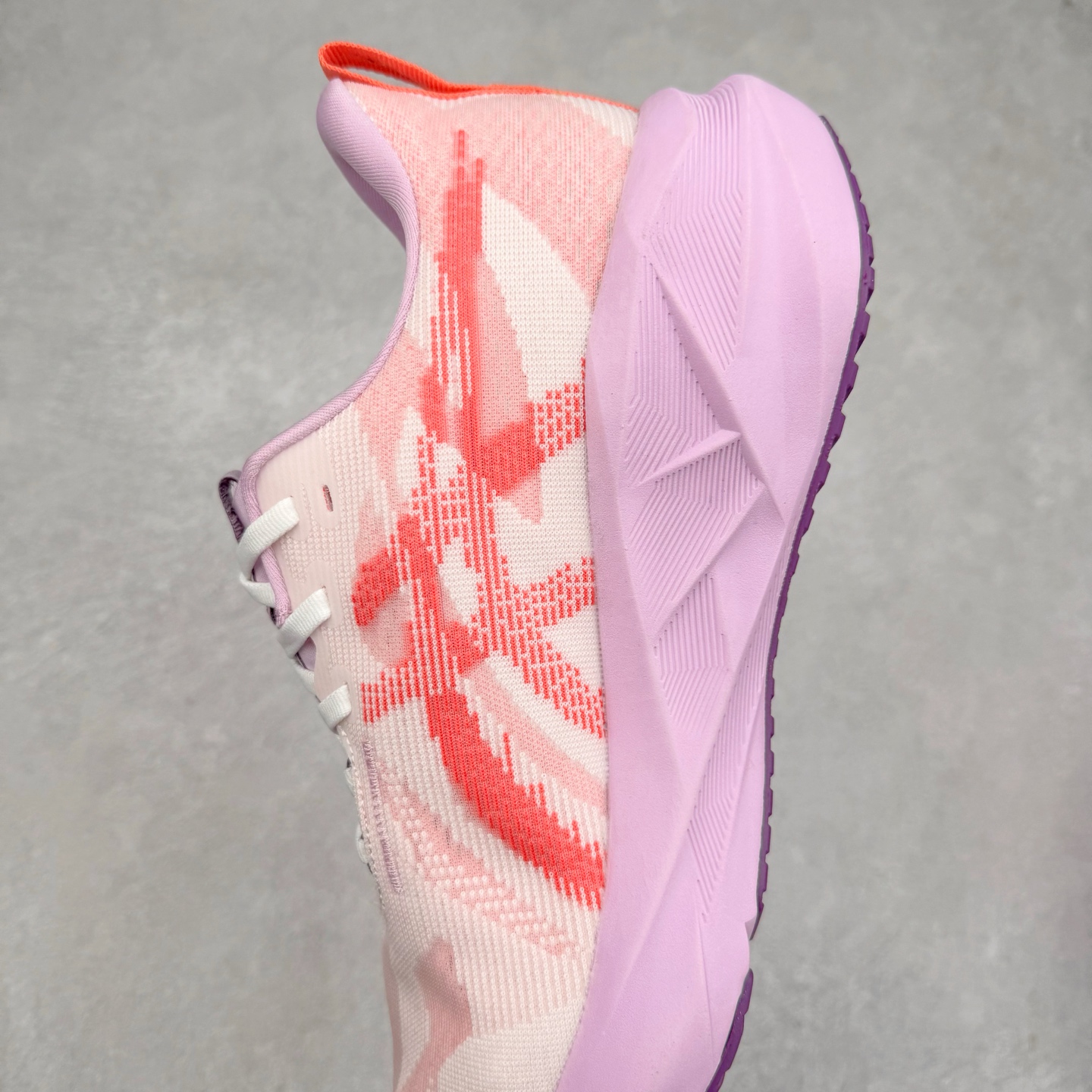 图片[7]-ASICS NOVABLAST 5 亚瑟士舒适缓震跑鞋 鞋面从NOVABLAST 3的工程网眼升级为一片式轻量编织设计 提升了跑鞋的透气性 并配备结构鞋舌 进一步提升透气性的同时减少鞋舌滑动 从而实现更好的包裹感 后跟结构也是亮点之一 不仅提升了稳定性 还能给跑者提供更强支撑 上脚舒适度非常明显 无论如何跑跳晃动 双脚都被包裹的非常服帖舒适 同时前脚掌有足够空间 中足又很贴合 后跟高度和弧度也都非常舒适 从NOVABLAST 5采用全新FF BLAST PLUS ECO轻量高能回弹泡棉材料 这是一种超过20%的生物基可再生资源 在带给跑者更舒适体验同时助力减轻环境负担 值得关注的是NOVABLAST 4将成为该系列首款贴有CO2e标签的鞋款 以进一步严格贯彻ASICS亚瑟士的可持续发展理念 大底采用了低密度设计的AHAR LO 更大程度增强鞋款耐磨性 提升使用寿命 外底液采用了全新设计 其灵感来源于植物的斐波那契螺旋叶片图案 独特的几何纹路使新一代鞋款的外观更具标志性 中底和大底设计都是为了让跑者获得更大的能量反馈 更强的回弹性 在跑步过程中轻弹畅跑 看配置就能感受到NOVABLAST的优势 高回弹、高缓震、且耐用的综合长跑训练鞋 尺码：36 37 38 39 39.5 40 40.5 41.5 42 42.5 43.5 44 45-选品中心