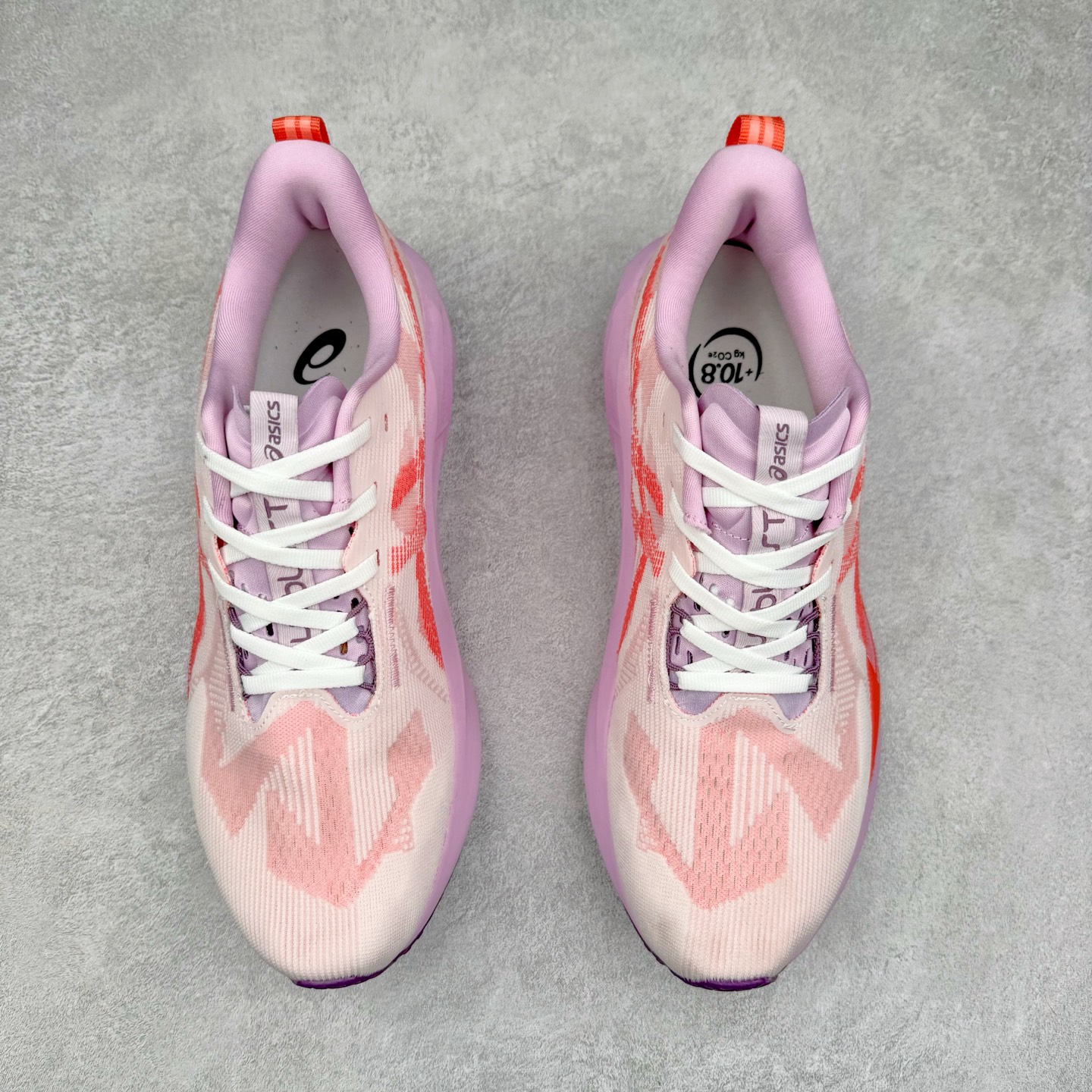 图片[2]-ASICS NOVABLAST 5 亚瑟士舒适缓震跑鞋 鞋面从NOVABLAST 3的工程网眼升级为一片式轻量编织设计 提升了跑鞋的透气性 并配备结构鞋舌 进一步提升透气性的同时减少鞋舌滑动 从而实现更好的包裹感 后跟结构也是亮点之一 不仅提升了稳定性 还能给跑者提供更强支撑 上脚舒适度非常明显 无论如何跑跳晃动 双脚都被包裹的非常服帖舒适 同时前脚掌有足够空间 中足又很贴合 后跟高度和弧度也都非常舒适 从NOVABLAST 5采用全新FF BLAST PLUS ECO轻量高能回弹泡棉材料 这是一种超过20%的生物基可再生资源 在带给跑者更舒适体验同时助力减轻环境负担 值得关注的是NOVABLAST 4将成为该系列首款贴有CO2e标签的鞋款 以进一步严格贯彻ASICS亚瑟士的可持续发展理念 大底采用了低密度设计的AHAR LO 更大程度增强鞋款耐磨性 提升使用寿命 外底液采用了全新设计 其灵感来源于植物的斐波那契螺旋叶片图案 独特的几何纹路使新一代鞋款的外观更具标志性 中底和大底设计都是为了让跑者获得更大的能量反馈 更强的回弹性 在跑步过程中轻弹畅跑 看配置就能感受到NOVABLAST的优势 高回弹、高缓震、且耐用的综合长跑训练鞋 尺码：36 37 38 39 39.5 40 40.5 41.5 42 42.5 43.5 44 45-选品中心