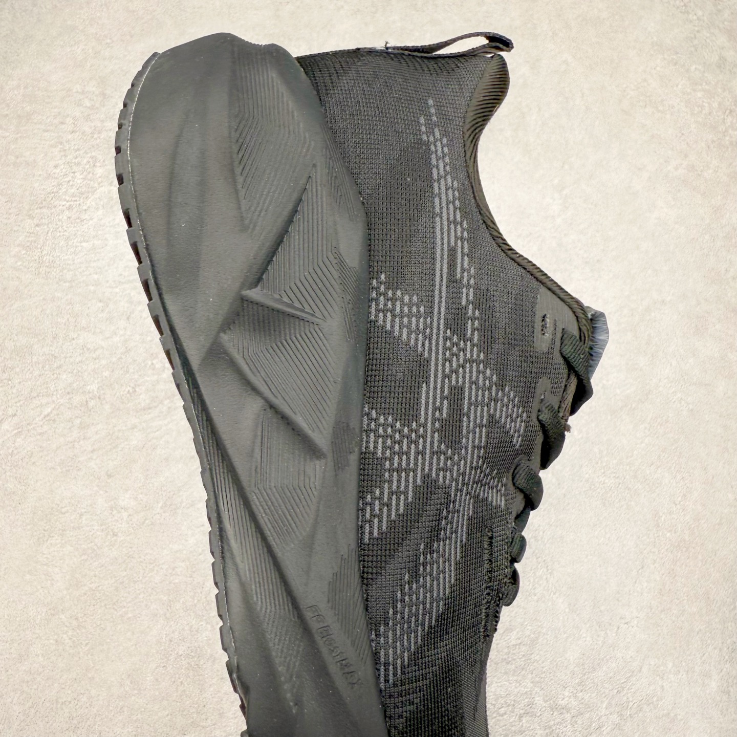 图片[6]-ASICS NOVABLAST 5 亚瑟士舒适缓震跑鞋 鞋面从NOVABLAST 3的工程网眼升级为一片式轻量编织设计 提升了跑鞋的透气性 并配备结构鞋舌 进一步提升透气性的同时减少鞋舌滑动 从而实现更好的包裹感 后跟结构也是亮点之一 不仅提升了稳定性 还能给跑者提供更强支撑 上脚舒适度非常明显 无论如何跑跳晃动 双脚都被包裹的非常服帖舒适 同时前脚掌有足够空间 中足又很贴合 后跟高度和弧度也都非常舒适 从NOVABLAST 5采用全新FF BLAST PLUS ECO轻量高能回弹泡棉材料 这是一种超过20%的生物基可再生资源 在带给跑者更舒适体验同时助力减轻环境负担 值得关注的是NOVABLAST 4将成为该系列首款贴有CO2e标签的鞋款 以进一步严格贯彻ASICS亚瑟士的可持续发展理念 大底采用了低密度设计的AHAR LO 更大程度增强鞋款耐磨性 提升使用寿命 外底液采用了全新设计 其灵感来源于植物的斐波那契螺旋叶片图案 独特的几何纹路使新一代鞋款的外观更具标志性 中底和大底设计都是为了让跑者获得更大的能量反馈 更强的回弹性 在跑步过程中轻弹畅跑 看配置就能感受到NOVABLAST的优势 高回弹、高缓震、且耐用的综合长跑训练鞋 尺码：36 37 38 39 39.5 40 40.5 41.5 42 42.5 43.5 44 45-选品中心