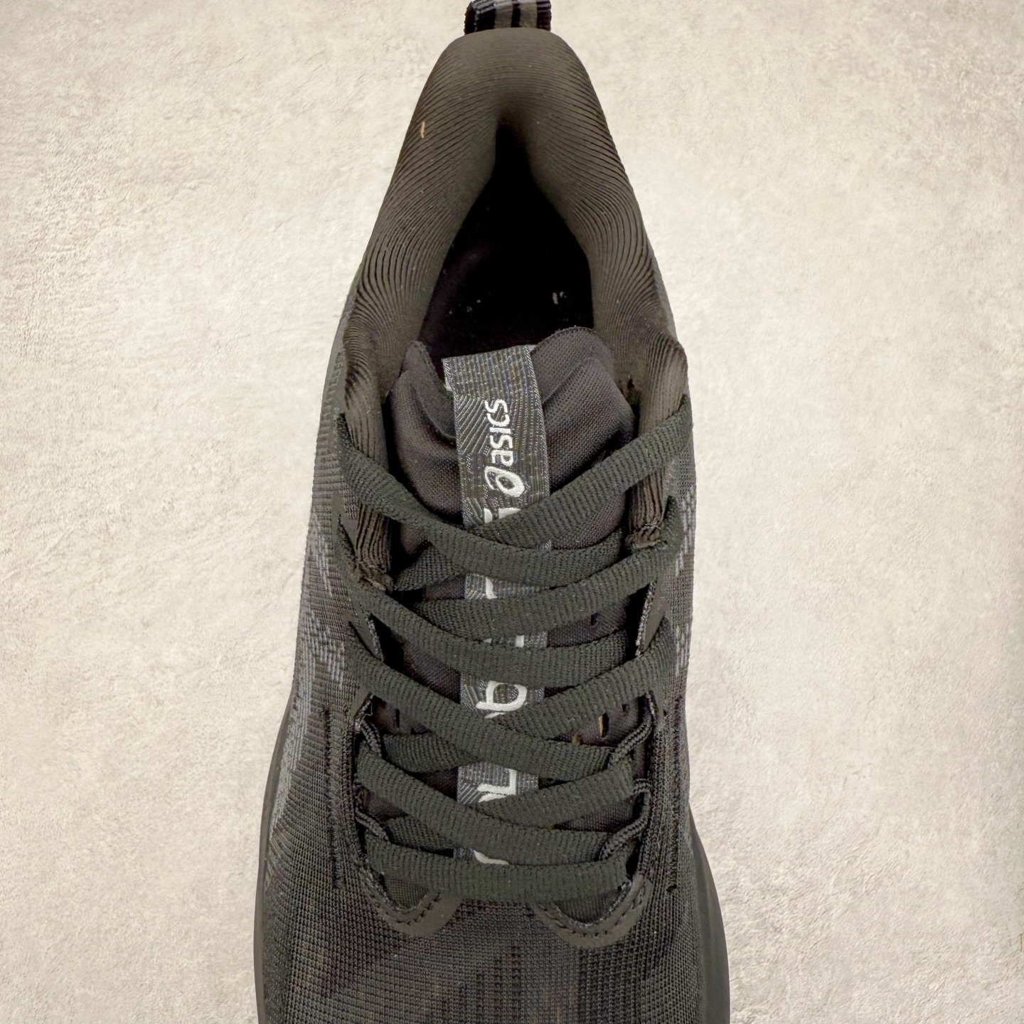 图片[5]-ASICS NOVABLAST 5 亚瑟士舒适缓震跑鞋 鞋面从NOVABLAST 3的工程网眼升级为一片式轻量编织设计 提升了跑鞋的透气性 并配备结构鞋舌 进一步提升透气性的同时减少鞋舌滑动 从而实现更好的包裹感 后跟结构也是亮点之一 不仅提升了稳定性 还能给跑者提供更强支撑 上脚舒适度非常明显 无论如何跑跳晃动 双脚都被包裹的非常服帖舒适 同时前脚掌有足够空间 中足又很贴合 后跟高度和弧度也都非常舒适 从NOVABLAST 5采用全新FF BLAST PLUS ECO轻量高能回弹泡棉材料 这是一种超过20%的生物基可再生资源 在带给跑者更舒适体验同时助力减轻环境负担 值得关注的是NOVABLAST 4将成为该系列首款贴有CO2e标签的鞋款 以进一步严格贯彻ASICS亚瑟士的可持续发展理念 大底采用了低密度设计的AHAR LO 更大程度增强鞋款耐磨性 提升使用寿命 外底液采用了全新设计 其灵感来源于植物的斐波那契螺旋叶片图案 独特的几何纹路使新一代鞋款的外观更具标志性 中底和大底设计都是为了让跑者获得更大的能量反馈 更强的回弹性 在跑步过程中轻弹畅跑 看配置就能感受到NOVABLAST的优势 高回弹、高缓震、且耐用的综合长跑训练鞋 尺码：36 37 38 39 39.5 40 40.5 41.5 42 42.5 43.5 44 45-选品中心