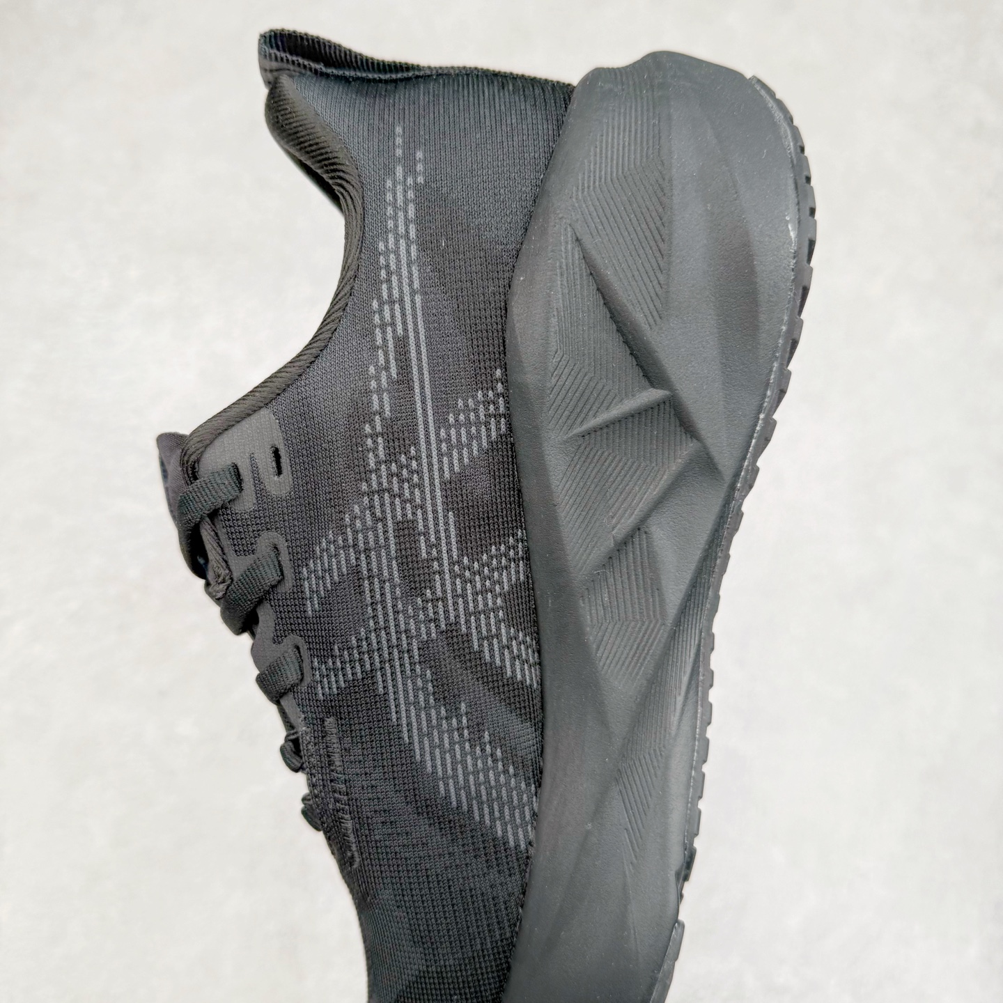 图片[7]-ASICS NOVABLAST 5 亚瑟士舒适缓震跑鞋 鞋面从NOVABLAST 3的工程网眼升级为一片式轻量编织设计 提升了跑鞋的透气性 并配备结构鞋舌 进一步提升透气性的同时减少鞋舌滑动 从而实现更好的包裹感 后跟结构也是亮点之一 不仅提升了稳定性 还能给跑者提供更强支撑 上脚舒适度非常明显 无论如何跑跳晃动 双脚都被包裹的非常服帖舒适 同时前脚掌有足够空间 中足又很贴合 后跟高度和弧度也都非常舒适 从NOVABLAST 5采用全新FF BLAST PLUS ECO轻量高能回弹泡棉材料 这是一种超过20%的生物基可再生资源 在带给跑者更舒适体验同时助力减轻环境负担 值得关注的是NOVABLAST 4将成为该系列首款贴有CO2e标签的鞋款 以进一步严格贯彻ASICS亚瑟士的可持续发展理念 大底采用了低密度设计的AHAR LO 更大程度增强鞋款耐磨性 提升使用寿命 外底液采用了全新设计 其灵感来源于植物的斐波那契螺旋叶片图案 独特的几何纹路使新一代鞋款的外观更具标志性 中底和大底设计都是为了让跑者获得更大的能量反馈 更强的回弹性 在跑步过程中轻弹畅跑 看配置就能感受到NOVABLAST的优势 高回弹、高缓震、且耐用的综合长跑训练鞋 尺码：36 37 38 39 39.5 40 40.5 41.5 42 42.5 43.5 44 45-选品中心