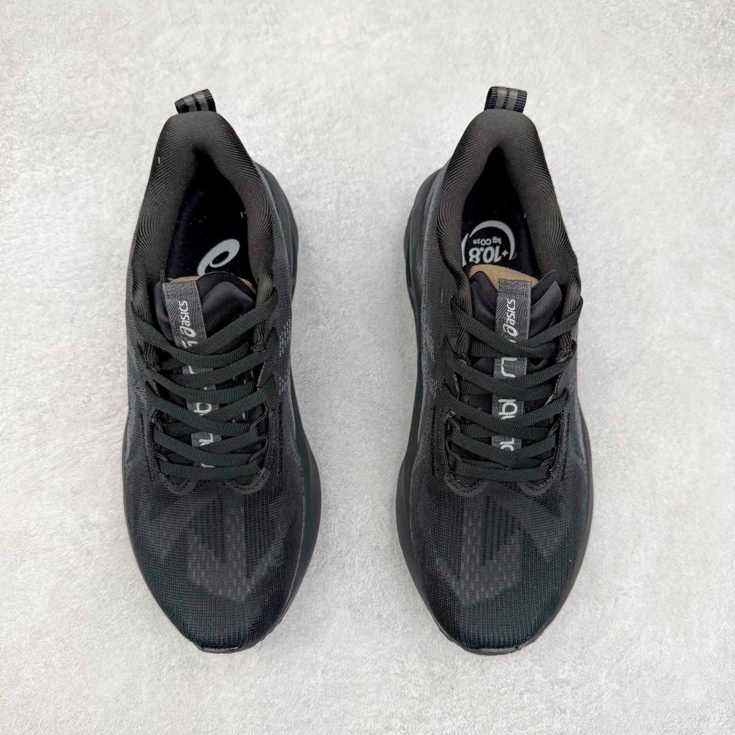 图片[2]-ASICS NOVABLAST 5 亚瑟士舒适缓震跑鞋 鞋面从NOVABLAST 3的工程网眼升级为一片式轻量编织设计 提升了跑鞋的透气性 并配备结构鞋舌 进一步提升透气性的同时减少鞋舌滑动 从而实现更好的包裹感 后跟结构也是亮点之一 不仅提升了稳定性 还能给跑者提供更强支撑 上脚舒适度非常明显 无论如何跑跳晃动 双脚都被包裹的非常服帖舒适 同时前脚掌有足够空间 中足又很贴合 后跟高度和弧度也都非常舒适 从NOVABLAST 5采用全新FF BLAST PLUS ECO轻量高能回弹泡棉材料 这是一种超过20%的生物基可再生资源 在带给跑者更舒适体验同时助力减轻环境负担 值得关注的是NOVABLAST 4将成为该系列首款贴有CO2e标签的鞋款 以进一步严格贯彻ASICS亚瑟士的可持续发展理念 大底采用了低密度设计的AHAR LO 更大程度增强鞋款耐磨性 提升使用寿命 外底液采用了全新设计 其灵感来源于植物的斐波那契螺旋叶片图案 独特的几何纹路使新一代鞋款的外观更具标志性 中底和大底设计都是为了让跑者获得更大的能量反馈 更强的回弹性 在跑步过程中轻弹畅跑 看配置就能感受到NOVABLAST的优势 高回弹、高缓震、且耐用的综合长跑训练鞋 尺码：36 37 38 39 39.5 40 40.5 41.5 42 42.5 43.5 44 45-选品中心