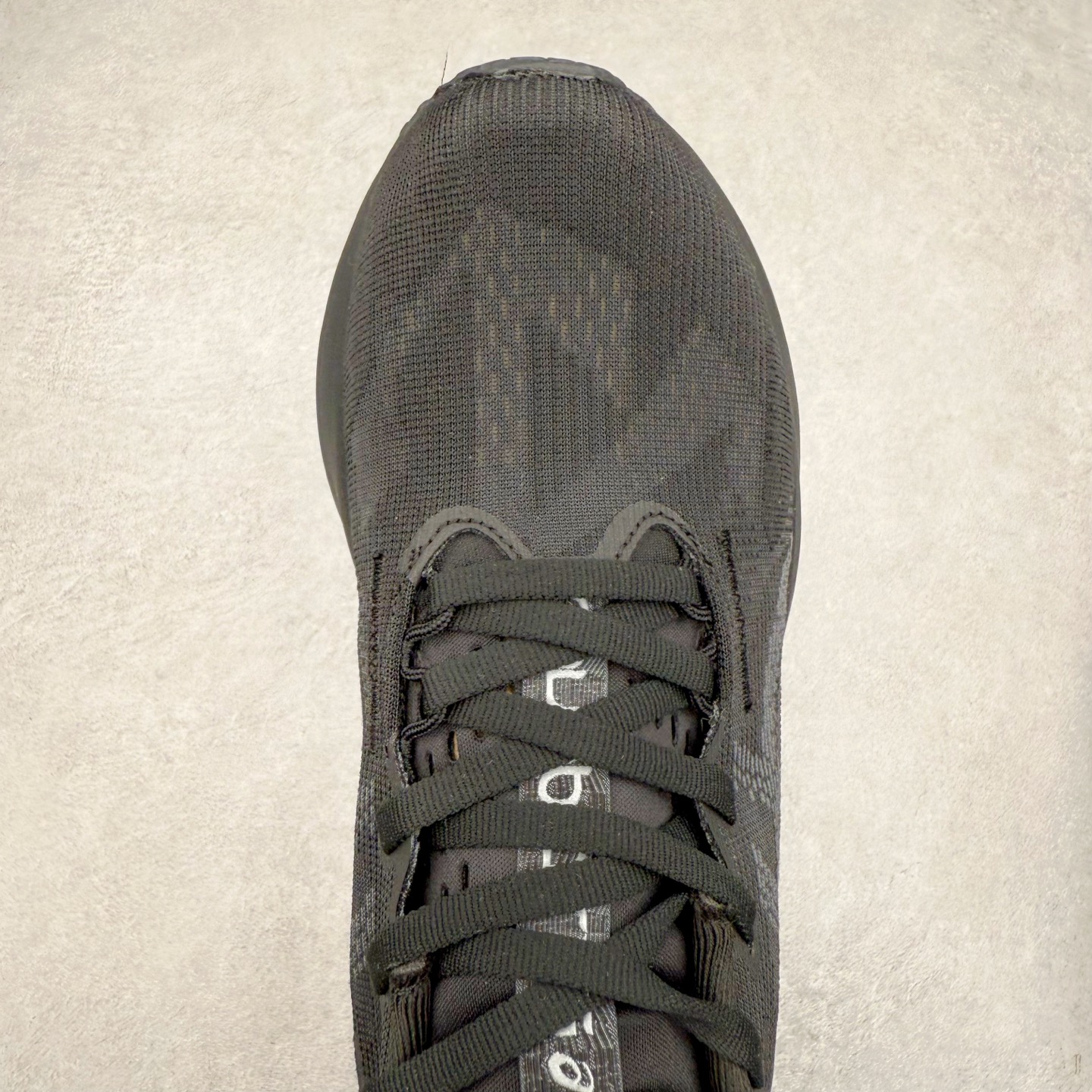 图片[4]-ASICS NOVABLAST 5 亚瑟士舒适缓震跑鞋 鞋面从NOVABLAST 3的工程网眼升级为一片式轻量编织设计 提升了跑鞋的透气性 并配备结构鞋舌 进一步提升透气性的同时减少鞋舌滑动 从而实现更好的包裹感 后跟结构也是亮点之一 不仅提升了稳定性 还能给跑者提供更强支撑 上脚舒适度非常明显 无论如何跑跳晃动 双脚都被包裹的非常服帖舒适 同时前脚掌有足够空间 中足又很贴合 后跟高度和弧度也都非常舒适 从NOVABLAST 5采用全新FF BLAST PLUS ECO轻量高能回弹泡棉材料 这是一种超过20%的生物基可再生资源 在带给跑者更舒适体验同时助力减轻环境负担 值得关注的是NOVABLAST 4将成为该系列首款贴有CO2e标签的鞋款 以进一步严格贯彻ASICS亚瑟士的可持续发展理念 大底采用了低密度设计的AHAR LO 更大程度增强鞋款耐磨性 提升使用寿命 外底液采用了全新设计 其灵感来源于植物的斐波那契螺旋叶片图案 独特的几何纹路使新一代鞋款的外观更具标志性 中底和大底设计都是为了让跑者获得更大的能量反馈 更强的回弹性 在跑步过程中轻弹畅跑 看配置就能感受到NOVABLAST的优势 高回弹、高缓震、且耐用的综合长跑训练鞋 尺码：36 37 38 39 39.5 40 40.5 41.5 42 42.5 43.5 44 45-选品中心