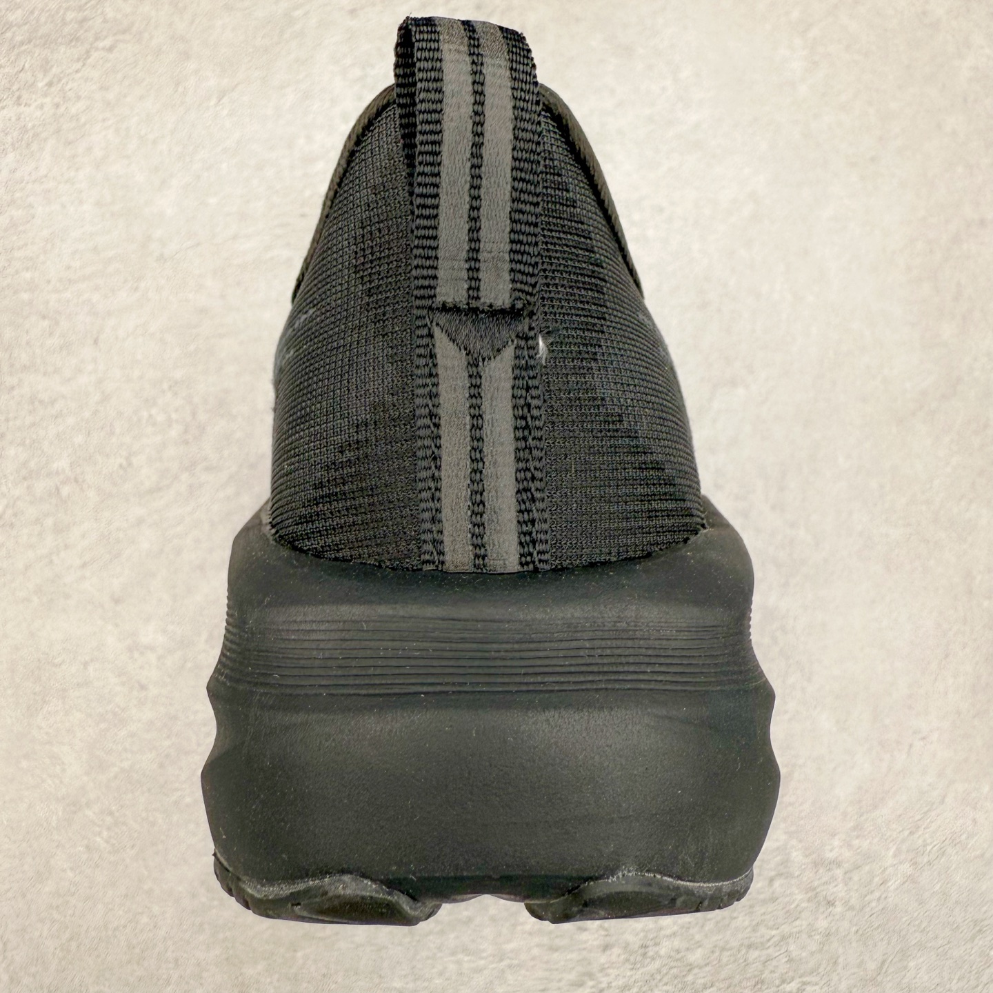 图片[8]-ASICS NOVABLAST 5 亚瑟士舒适缓震跑鞋 鞋面从NOVABLAST 3的工程网眼升级为一片式轻量编织设计 提升了跑鞋的透气性 并配备结构鞋舌 进一步提升透气性的同时减少鞋舌滑动 从而实现更好的包裹感 后跟结构也是亮点之一 不仅提升了稳定性 还能给跑者提供更强支撑 上脚舒适度非常明显 无论如何跑跳晃动 双脚都被包裹的非常服帖舒适 同时前脚掌有足够空间 中足又很贴合 后跟高度和弧度也都非常舒适 从NOVABLAST 5采用全新FF BLAST PLUS ECO轻量高能回弹泡棉材料 这是一种超过20%的生物基可再生资源 在带给跑者更舒适体验同时助力减轻环境负担 值得关注的是NOVABLAST 4将成为该系列首款贴有CO2e标签的鞋款 以进一步严格贯彻ASICS亚瑟士的可持续发展理念 大底采用了低密度设计的AHAR LO 更大程度增强鞋款耐磨性 提升使用寿命 外底液采用了全新设计 其灵感来源于植物的斐波那契螺旋叶片图案 独特的几何纹路使新一代鞋款的外观更具标志性 中底和大底设计都是为了让跑者获得更大的能量反馈 更强的回弹性 在跑步过程中轻弹畅跑 看配置就能感受到NOVABLAST的优势 高回弹、高缓震、且耐用的综合长跑训练鞋 尺码：36 37 38 39 39.5 40 40.5 41.5 42 42.5 43.5 44 45-选品中心