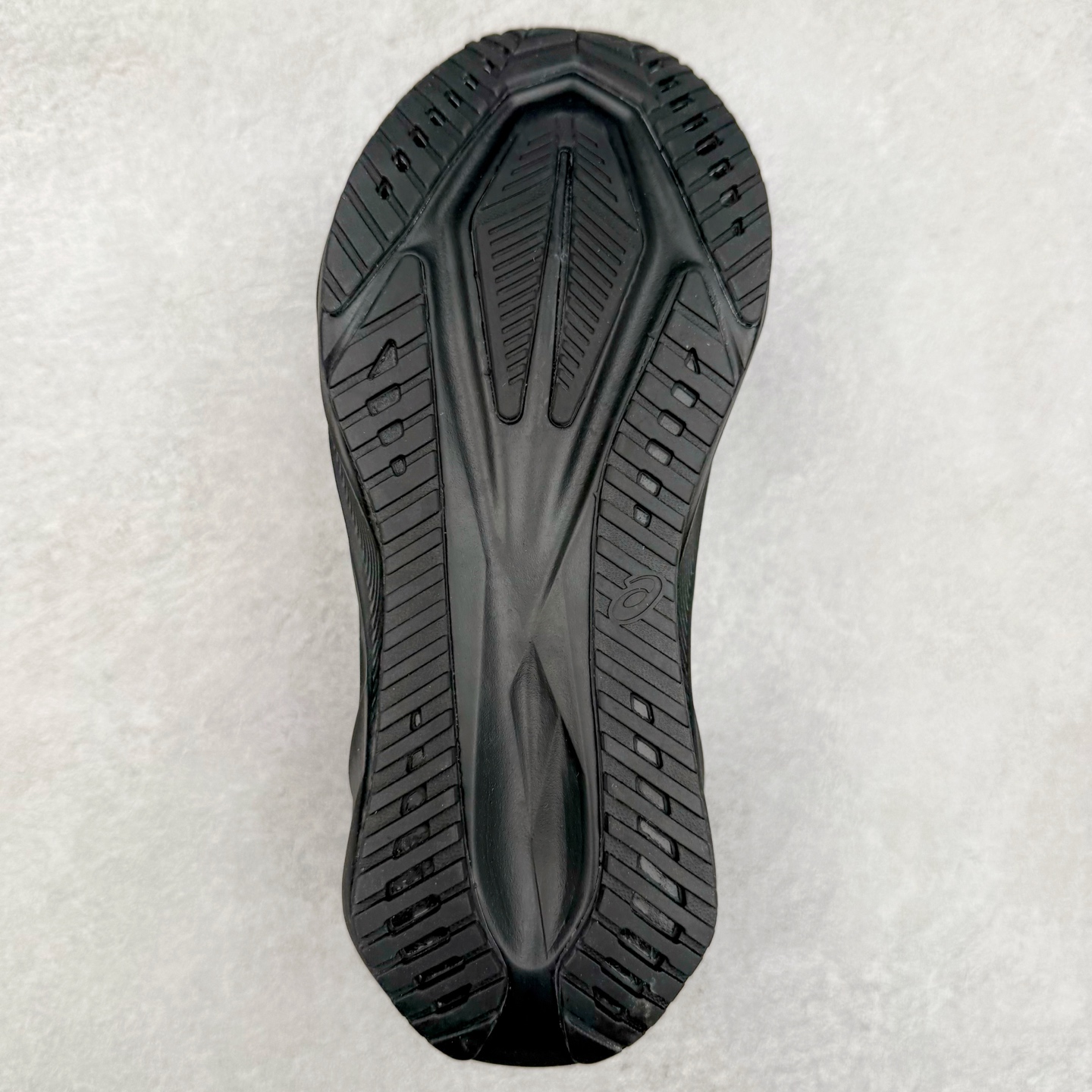 图片[9]-ASICS NOVABLAST 5 亚瑟士舒适缓震跑鞋 鞋面从NOVABLAST 3的工程网眼升级为一片式轻量编织设计 提升了跑鞋的透气性 并配备结构鞋舌 进一步提升透气性的同时减少鞋舌滑动 从而实现更好的包裹感 后跟结构也是亮点之一 不仅提升了稳定性 还能给跑者提供更强支撑 上脚舒适度非常明显 无论如何跑跳晃动 双脚都被包裹的非常服帖舒适 同时前脚掌有足够空间 中足又很贴合 后跟高度和弧度也都非常舒适 从NOVABLAST 5采用全新FF BLAST PLUS ECO轻量高能回弹泡棉材料 这是一种超过20%的生物基可再生资源 在带给跑者更舒适体验同时助力减轻环境负担 值得关注的是NOVABLAST 4将成为该系列首款贴有CO2e标签的鞋款 以进一步严格贯彻ASICS亚瑟士的可持续发展理念 大底采用了低密度设计的AHAR LO 更大程度增强鞋款耐磨性 提升使用寿命 外底液采用了全新设计 其灵感来源于植物的斐波那契螺旋叶片图案 独特的几何纹路使新一代鞋款的外观更具标志性 中底和大底设计都是为了让跑者获得更大的能量反馈 更强的回弹性 在跑步过程中轻弹畅跑 看配置就能感受到NOVABLAST的优势 高回弹、高缓震、且耐用的综合长跑训练鞋 尺码：36 37 38 39 39.5 40 40.5 41.5 42 42.5 43.5 44 45-选品中心