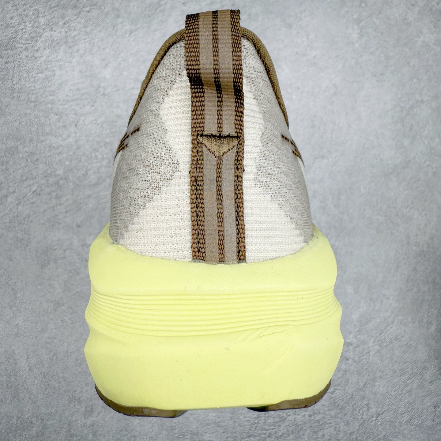 图片[8]-ASICS NOVABLAST 5 亚瑟士舒适缓震跑鞋 鞋面从NOVABLAST 3的工程网眼升级为一片式轻量编织设计 提升了跑鞋的透气性 并配备结构鞋舌 进一步提升透气性的同时减少鞋舌滑动 从而实现更好的包裹感 后跟结构也是亮点之一 不仅提升了稳定性 还能给跑者提供更强支撑 上脚舒适度非常明显 无论如何跑跳晃动 双脚都被包裹的非常服帖舒适 同时前脚掌有足够空间 中足又很贴合 后跟高度和弧度也都非常舒适 从NOVABLAST 5采用全新FF BLAST PLUS ECO轻量高能回弹泡棉材料 这是一种超过20%的生物基可再生资源 在带给跑者更舒适体验同时助力减轻环境负担 值得关注的是NOVABLAST 4将成为该系列首款贴有CO2e标签的鞋款 以进一步严格贯彻ASICS亚瑟士的可持续发展理念 大底采用了低密度设计的AHAR LO 更大程度增强鞋款耐磨性 提升使用寿命 外底液采用了全新设计 其灵感来源于植物的斐波那契螺旋叶片图案 独特的几何纹路使新一代鞋款的外观更具标志性 中底和大底设计都是为了让跑者获得更大的能量反馈 更强的回弹性 在跑步过程中轻弹畅跑 看配置就能感受到NOVABLAST的优势 高回弹、高缓震、且耐用的综合长跑训练鞋 尺码：36 37 38 39 39.5 40 40.5 41.5 42 42.5 43.5 44 45-选品中心