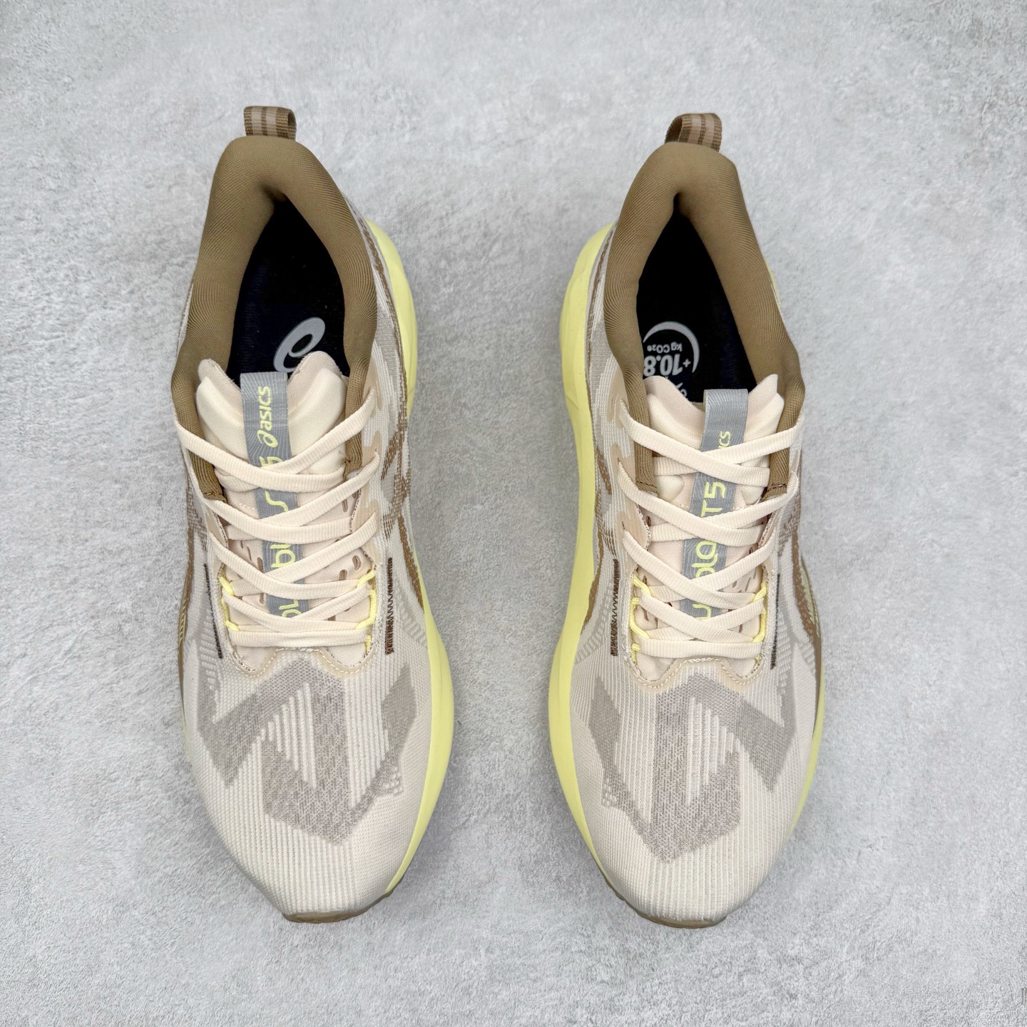 图片[2]-ASICS NOVABLAST 5 亚瑟士舒适缓震跑鞋 鞋面从NOVABLAST 3的工程网眼升级为一片式轻量编织设计 提升了跑鞋的透气性 并配备结构鞋舌 进一步提升透气性的同时减少鞋舌滑动 从而实现更好的包裹感 后跟结构也是亮点之一 不仅提升了稳定性 还能给跑者提供更强支撑 上脚舒适度非常明显 无论如何跑跳晃动 双脚都被包裹的非常服帖舒适 同时前脚掌有足够空间 中足又很贴合 后跟高度和弧度也都非常舒适 从NOVABLAST 5采用全新FF BLAST PLUS ECO轻量高能回弹泡棉材料 这是一种超过20%的生物基可再生资源 在带给跑者更舒适体验同时助力减轻环境负担 值得关注的是NOVABLAST 4将成为该系列首款贴有CO2e标签的鞋款 以进一步严格贯彻ASICS亚瑟士的可持续发展理念 大底采用了低密度设计的AHAR LO 更大程度增强鞋款耐磨性 提升使用寿命 外底液采用了全新设计 其灵感来源于植物的斐波那契螺旋叶片图案 独特的几何纹路使新一代鞋款的外观更具标志性 中底和大底设计都是为了让跑者获得更大的能量反馈 更强的回弹性 在跑步过程中轻弹畅跑 看配置就能感受到NOVABLAST的优势 高回弹、高缓震、且耐用的综合长跑训练鞋 尺码：36 37 38 39 39.5 40 40.5 41.5 42 42.5 43.5 44 45-选品中心