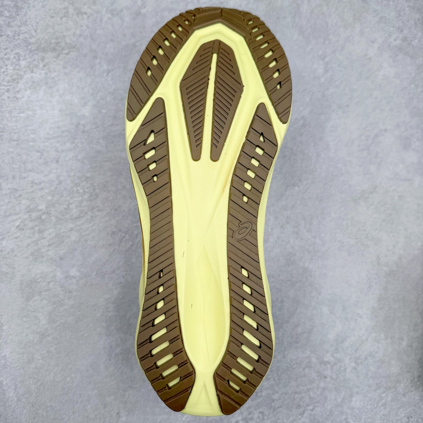 图片[9]-ASICS NOVABLAST 5 亚瑟士舒适缓震跑鞋 鞋面从NOVABLAST 3的工程网眼升级为一片式轻量编织设计 提升了跑鞋的透气性 并配备结构鞋舌 进一步提升透气性的同时减少鞋舌滑动 从而实现更好的包裹感 后跟结构也是亮点之一 不仅提升了稳定性 还能给跑者提供更强支撑 上脚舒适度非常明显 无论如何跑跳晃动 双脚都被包裹的非常服帖舒适 同时前脚掌有足够空间 中足又很贴合 后跟高度和弧度也都非常舒适 从NOVABLAST 5采用全新FF BLAST PLUS ECO轻量高能回弹泡棉材料 这是一种超过20%的生物基可再生资源 在带给跑者更舒适体验同时助力减轻环境负担 值得关注的是NOVABLAST 4将成为该系列首款贴有CO2e标签的鞋款 以进一步严格贯彻ASICS亚瑟士的可持续发展理念 大底采用了低密度设计的AHAR LO 更大程度增强鞋款耐磨性 提升使用寿命 外底液采用了全新设计 其灵感来源于植物的斐波那契螺旋叶片图案 独特的几何纹路使新一代鞋款的外观更具标志性 中底和大底设计都是为了让跑者获得更大的能量反馈 更强的回弹性 在跑步过程中轻弹畅跑 看配置就能感受到NOVABLAST的优势 高回弹、高缓震、且耐用的综合长跑训练鞋 尺码：36 37 38 39 39.5 40 40.5 41.5 42 42.5 43.5 44 45-选品中心