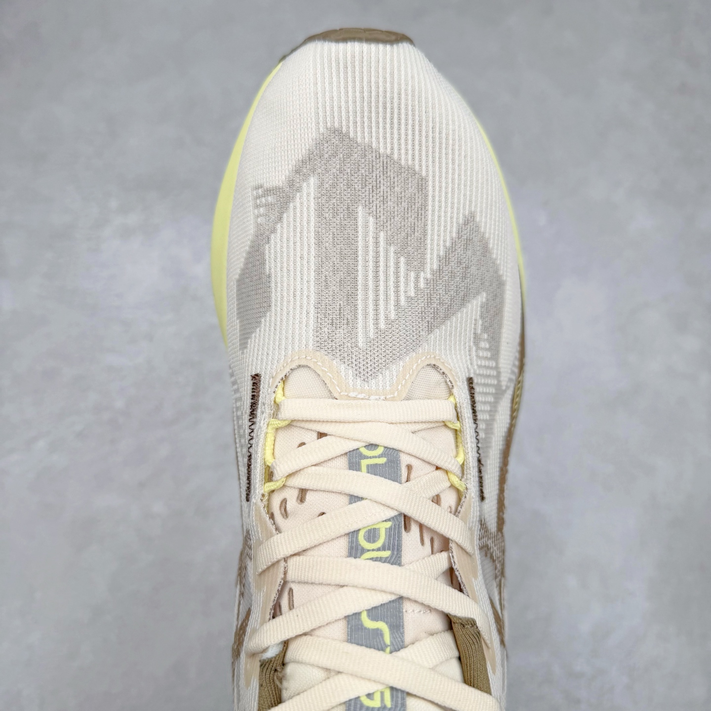 图片[4]-ASICS NOVABLAST 5 亚瑟士舒适缓震跑鞋 鞋面从NOVABLAST 3的工程网眼升级为一片式轻量编织设计 提升了跑鞋的透气性 并配备结构鞋舌 进一步提升透气性的同时减少鞋舌滑动 从而实现更好的包裹感 后跟结构也是亮点之一 不仅提升了稳定性 还能给跑者提供更强支撑 上脚舒适度非常明显 无论如何跑跳晃动 双脚都被包裹的非常服帖舒适 同时前脚掌有足够空间 中足又很贴合 后跟高度和弧度也都非常舒适 从NOVABLAST 5采用全新FF BLAST PLUS ECO轻量高能回弹泡棉材料 这是一种超过20%的生物基可再生资源 在带给跑者更舒适体验同时助力减轻环境负担 值得关注的是NOVABLAST 4将成为该系列首款贴有CO2e标签的鞋款 以进一步严格贯彻ASICS亚瑟士的可持续发展理念 大底采用了低密度设计的AHAR LO 更大程度增强鞋款耐磨性 提升使用寿命 外底液采用了全新设计 其灵感来源于植物的斐波那契螺旋叶片图案 独特的几何纹路使新一代鞋款的外观更具标志性 中底和大底设计都是为了让跑者获得更大的能量反馈 更强的回弹性 在跑步过程中轻弹畅跑 看配置就能感受到NOVABLAST的优势 高回弹、高缓震、且耐用的综合长跑训练鞋 尺码：36 37 38 39 39.5 40 40.5 41.5 42 42.5 43.5 44 45-选品中心