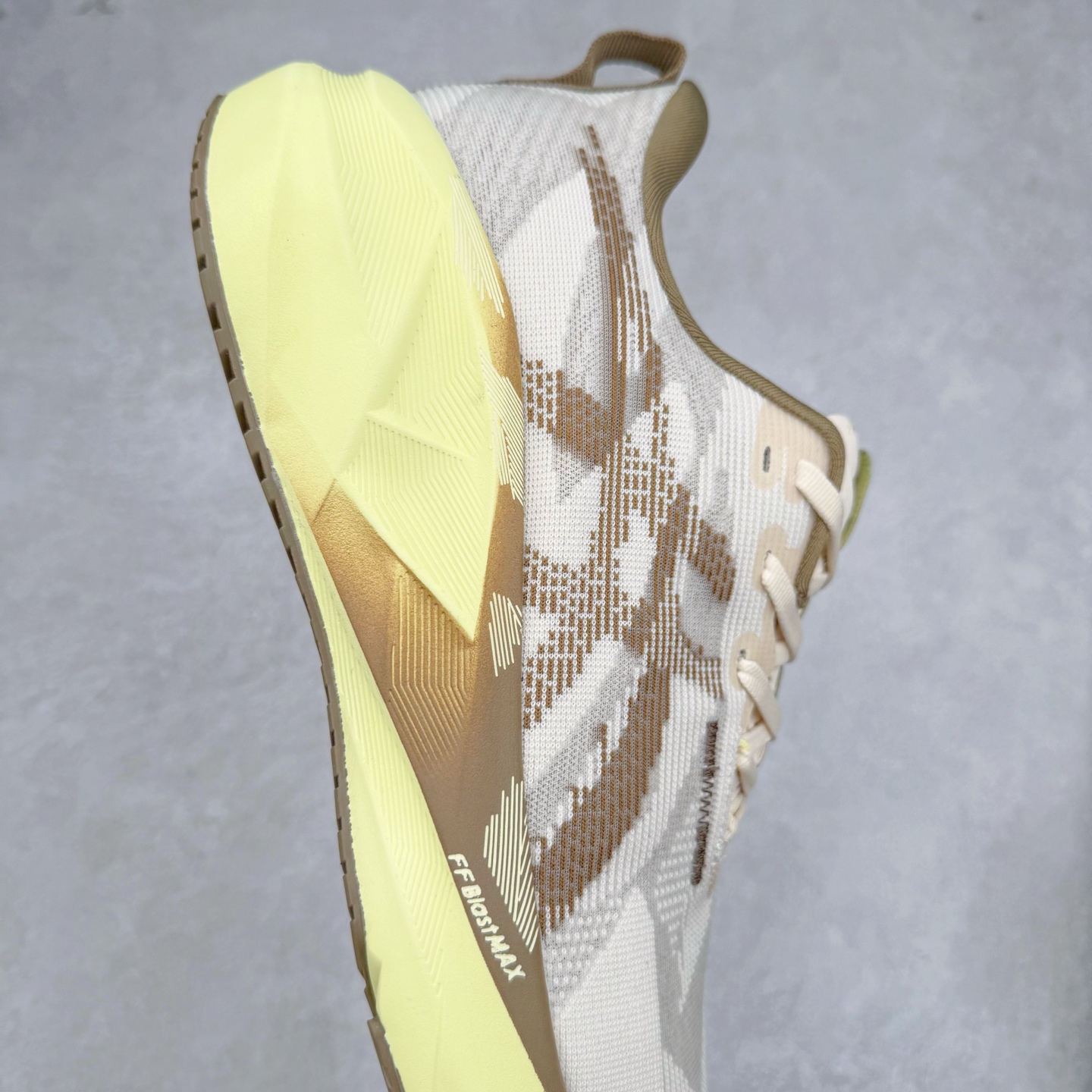 图片[6]-ASICS NOVABLAST 5 亚瑟士舒适缓震跑鞋 鞋面从NOVABLAST 3的工程网眼升级为一片式轻量编织设计 提升了跑鞋的透气性 并配备结构鞋舌 进一步提升透气性的同时减少鞋舌滑动 从而实现更好的包裹感 后跟结构也是亮点之一 不仅提升了稳定性 还能给跑者提供更强支撑 上脚舒适度非常明显 无论如何跑跳晃动 双脚都被包裹的非常服帖舒适 同时前脚掌有足够空间 中足又很贴合 后跟高度和弧度也都非常舒适 从NOVABLAST 5采用全新FF BLAST PLUS ECO轻量高能回弹泡棉材料 这是一种超过20%的生物基可再生资源 在带给跑者更舒适体验同时助力减轻环境负担 值得关注的是NOVABLAST 4将成为该系列首款贴有CO2e标签的鞋款 以进一步严格贯彻ASICS亚瑟士的可持续发展理念 大底采用了低密度设计的AHAR LO 更大程度增强鞋款耐磨性 提升使用寿命 外底液采用了全新设计 其灵感来源于植物的斐波那契螺旋叶片图案 独特的几何纹路使新一代鞋款的外观更具标志性 中底和大底设计都是为了让跑者获得更大的能量反馈 更强的回弹性 在跑步过程中轻弹畅跑 看配置就能感受到NOVABLAST的优势 高回弹、高缓震、且耐用的综合长跑训练鞋 尺码：36 37 38 39 39.5 40 40.5 41.5 42 42.5 43.5 44 45-选品中心