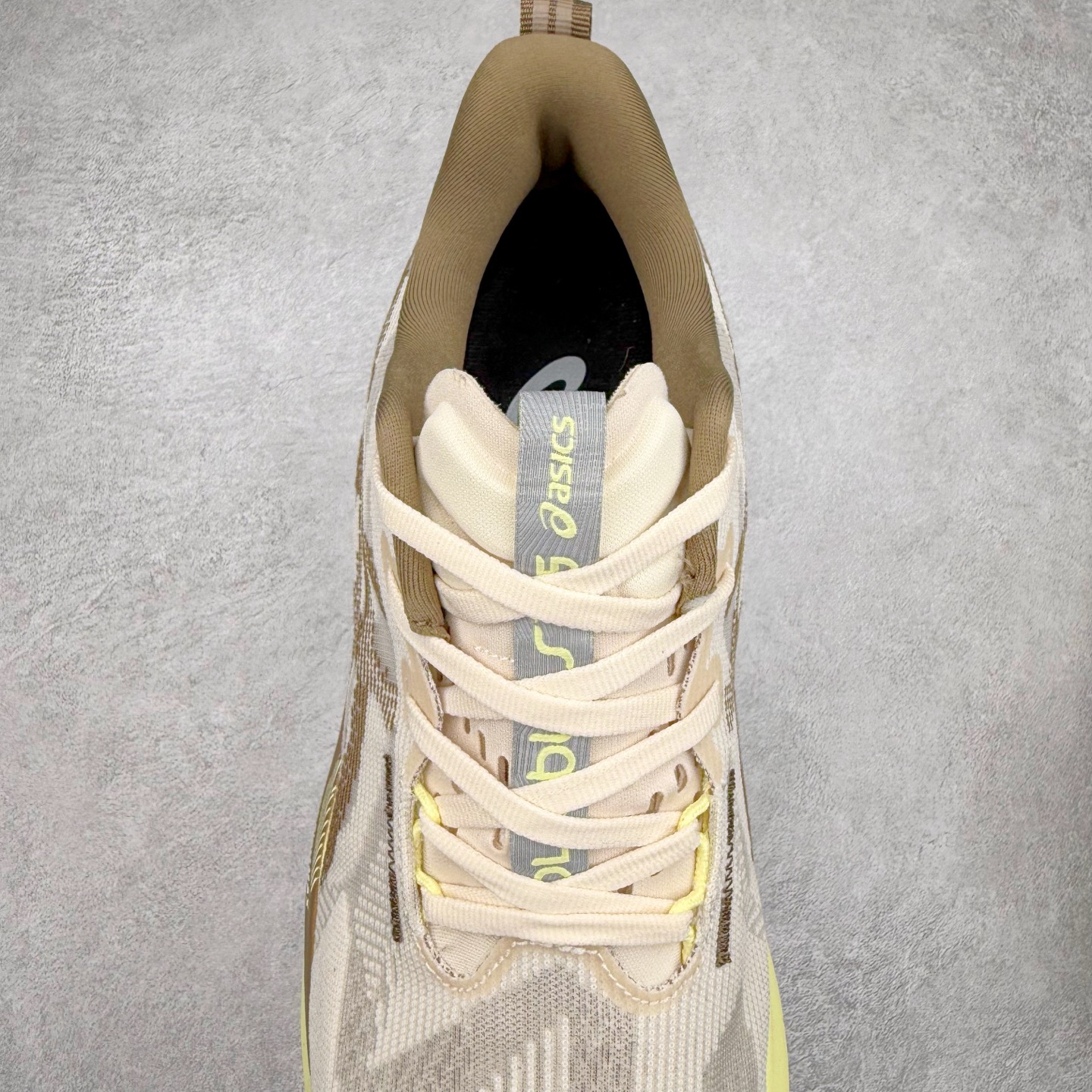 图片[5]-ASICS NOVABLAST 5 亚瑟士舒适缓震跑鞋 鞋面从NOVABLAST 3的工程网眼升级为一片式轻量编织设计 提升了跑鞋的透气性 并配备结构鞋舌 进一步提升透气性的同时减少鞋舌滑动 从而实现更好的包裹感 后跟结构也是亮点之一 不仅提升了稳定性 还能给跑者提供更强支撑 上脚舒适度非常明显 无论如何跑跳晃动 双脚都被包裹的非常服帖舒适 同时前脚掌有足够空间 中足又很贴合 后跟高度和弧度也都非常舒适 从NOVABLAST 5采用全新FF BLAST PLUS ECO轻量高能回弹泡棉材料 这是一种超过20%的生物基可再生资源 在带给跑者更舒适体验同时助力减轻环境负担 值得关注的是NOVABLAST 4将成为该系列首款贴有CO2e标签的鞋款 以进一步严格贯彻ASICS亚瑟士的可持续发展理念 大底采用了低密度设计的AHAR LO 更大程度增强鞋款耐磨性 提升使用寿命 外底液采用了全新设计 其灵感来源于植物的斐波那契螺旋叶片图案 独特的几何纹路使新一代鞋款的外观更具标志性 中底和大底设计都是为了让跑者获得更大的能量反馈 更强的回弹性 在跑步过程中轻弹畅跑 看配置就能感受到NOVABLAST的优势 高回弹、高缓震、且耐用的综合长跑训练鞋 尺码：36 37 38 39 39.5 40 40.5 41.5 42 42.5 43.5 44 45-选品中心