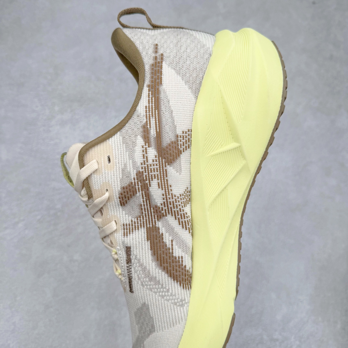 图片[7]-ASICS NOVABLAST 5 亚瑟士舒适缓震跑鞋 鞋面从NOVABLAST 3的工程网眼升级为一片式轻量编织设计 提升了跑鞋的透气性 并配备结构鞋舌 进一步提升透气性的同时减少鞋舌滑动 从而实现更好的包裹感 后跟结构也是亮点之一 不仅提升了稳定性 还能给跑者提供更强支撑 上脚舒适度非常明显 无论如何跑跳晃动 双脚都被包裹的非常服帖舒适 同时前脚掌有足够空间 中足又很贴合 后跟高度和弧度也都非常舒适 从NOVABLAST 5采用全新FF BLAST PLUS ECO轻量高能回弹泡棉材料 这是一种超过20%的生物基可再生资源 在带给跑者更舒适体验同时助力减轻环境负担 值得关注的是NOVABLAST 4将成为该系列首款贴有CO2e标签的鞋款 以进一步严格贯彻ASICS亚瑟士的可持续发展理念 大底采用了低密度设计的AHAR LO 更大程度增强鞋款耐磨性 提升使用寿命 外底液采用了全新设计 其灵感来源于植物的斐波那契螺旋叶片图案 独特的几何纹路使新一代鞋款的外观更具标志性 中底和大底设计都是为了让跑者获得更大的能量反馈 更强的回弹性 在跑步过程中轻弹畅跑 看配置就能感受到NOVABLAST的优势 高回弹、高缓震、且耐用的综合长跑训练鞋 尺码：36 37 38 39 39.5 40 40.5 41.5 42 42.5 43.5 44 45-选品中心