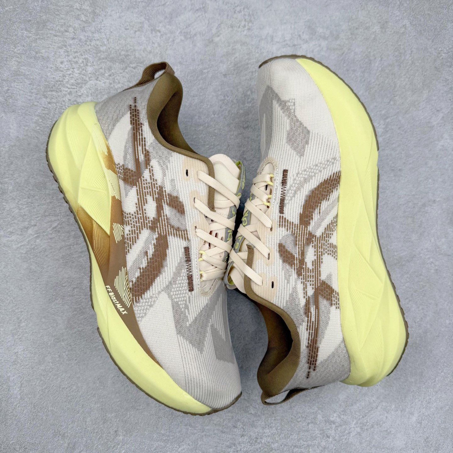 图片[3]-ASICS NOVABLAST 5 亚瑟士舒适缓震跑鞋 鞋面从NOVABLAST 3的工程网眼升级为一片式轻量编织设计 提升了跑鞋的透气性 并配备结构鞋舌 进一步提升透气性的同时减少鞋舌滑动 从而实现更好的包裹感 后跟结构也是亮点之一 不仅提升了稳定性 还能给跑者提供更强支撑 上脚舒适度非常明显 无论如何跑跳晃动 双脚都被包裹的非常服帖舒适 同时前脚掌有足够空间 中足又很贴合 后跟高度和弧度也都非常舒适 从NOVABLAST 5采用全新FF BLAST PLUS ECO轻量高能回弹泡棉材料 这是一种超过20%的生物基可再生资源 在带给跑者更舒适体验同时助力减轻环境负担 值得关注的是NOVABLAST 4将成为该系列首款贴有CO2e标签的鞋款 以进一步严格贯彻ASICS亚瑟士的可持续发展理念 大底采用了低密度设计的AHAR LO 更大程度增强鞋款耐磨性 提升使用寿命 外底液采用了全新设计 其灵感来源于植物的斐波那契螺旋叶片图案 独特的几何纹路使新一代鞋款的外观更具标志性 中底和大底设计都是为了让跑者获得更大的能量反馈 更强的回弹性 在跑步过程中轻弹畅跑 看配置就能感受到NOVABLAST的优势 高回弹、高缓震、且耐用的综合长跑训练鞋 尺码：36 37 38 39 39.5 40 40.5 41.5 42 42.5 43.5 44 45-选品中心