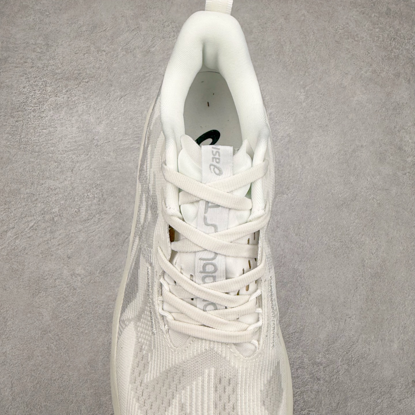 图片[5]-ASICS NOVABLAST 5 亚瑟士舒适缓震跑鞋 鞋面从NOVABLAST 3的工程网眼升级为一片式轻量编织设计 提升了跑鞋的透气性 并配备结构鞋舌 进一步提升透气性的同时减少鞋舌滑动 从而实现更好的包裹感 后跟结构也是亮点之一 不仅提升了稳定性 还能给跑者提供更强支撑 上脚舒适度非常明显 无论如何跑跳晃动 双脚都被包裹的非常服帖舒适 同时前脚掌有足够空间 中足又很贴合 后跟高度和弧度也都非常舒适 从NOVABLAST 5采用全新FF BLAST PLUS ECO轻量高能回弹泡棉材料 这是一种超过20%的生物基可再生资源 在带给跑者更舒适体验同时助力减轻环境负担 值得关注的是NOVABLAST 4将成为该系列首款贴有CO2e标签的鞋款 以进一步严格贯彻ASICS亚瑟士的可持续发展理念 大底采用了低密度设计的AHAR LO 更大程度增强鞋款耐磨性 提升使用寿命 外底液采用了全新设计 其灵感来源于植物的斐波那契螺旋叶片图案 独特的几何纹路使新一代鞋款的外观更具标志性 中底和大底设计都是为了让跑者获得更大的能量反馈 更强的回弹性 在跑步过程中轻弹畅跑 看配置就能感受到NOVABLAST的优势 高回弹、高缓震、且耐用的综合长跑训练鞋 尺码：36 37 38 39 39.5 40 40.5 41.5 42 42.5 43.5 44 45-选品中心