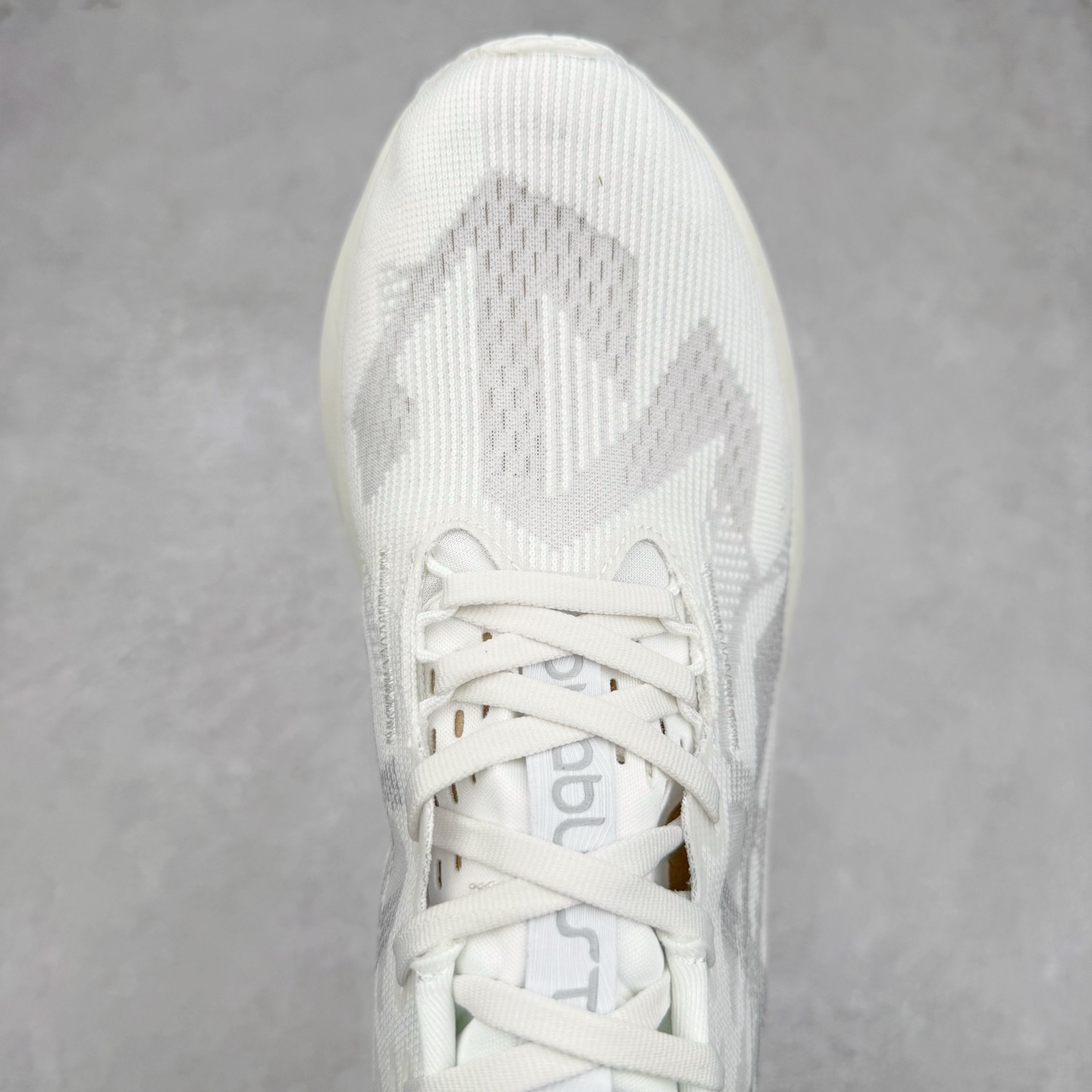 图片[4]-ASICS NOVABLAST 5 亚瑟士舒适缓震跑鞋 鞋面从NOVABLAST 3的工程网眼升级为一片式轻量编织设计 提升了跑鞋的透气性 并配备结构鞋舌 进一步提升透气性的同时减少鞋舌滑动 从而实现更好的包裹感 后跟结构也是亮点之一 不仅提升了稳定性 还能给跑者提供更强支撑 上脚舒适度非常明显 无论如何跑跳晃动 双脚都被包裹的非常服帖舒适 同时前脚掌有足够空间 中足又很贴合 后跟高度和弧度也都非常舒适 从NOVABLAST 5采用全新FF BLAST PLUS ECO轻量高能回弹泡棉材料 这是一种超过20%的生物基可再生资源 在带给跑者更舒适体验同时助力减轻环境负担 值得关注的是NOVABLAST 4将成为该系列首款贴有CO2e标签的鞋款 以进一步严格贯彻ASICS亚瑟士的可持续发展理念 大底采用了低密度设计的AHAR LO 更大程度增强鞋款耐磨性 提升使用寿命 外底液采用了全新设计 其灵感来源于植物的斐波那契螺旋叶片图案 独特的几何纹路使新一代鞋款的外观更具标志性 中底和大底设计都是为了让跑者获得更大的能量反馈 更强的回弹性 在跑步过程中轻弹畅跑 看配置就能感受到NOVABLAST的优势 高回弹、高缓震、且耐用的综合长跑训练鞋 尺码：36 37 38 39 39.5 40 40.5 41.5 42 42.5 43.5 44 45-选品中心