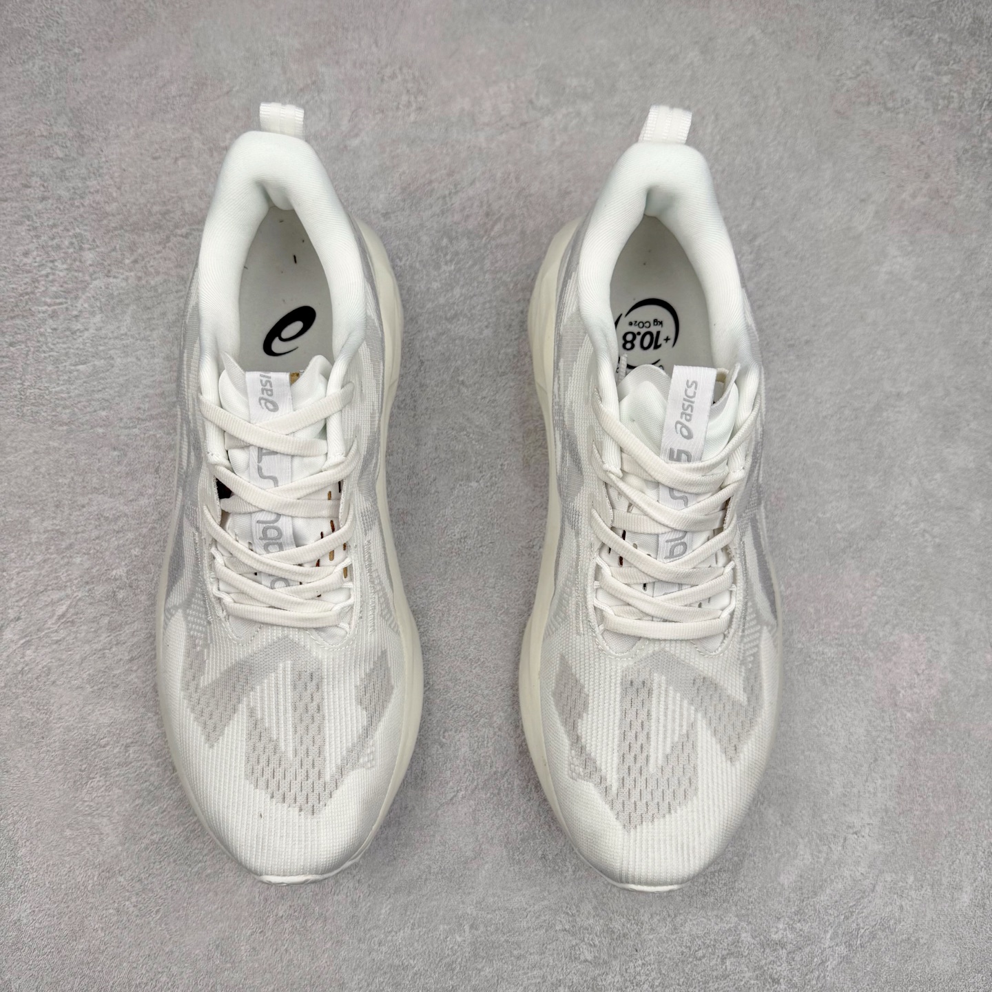 图片[2]-ASICS NOVABLAST 5 亚瑟士舒适缓震跑鞋 鞋面从NOVABLAST 3的工程网眼升级为一片式轻量编织设计 提升了跑鞋的透气性 并配备结构鞋舌 进一步提升透气性的同时减少鞋舌滑动 从而实现更好的包裹感 后跟结构也是亮点之一 不仅提升了稳定性 还能给跑者提供更强支撑 上脚舒适度非常明显 无论如何跑跳晃动 双脚都被包裹的非常服帖舒适 同时前脚掌有足够空间 中足又很贴合 后跟高度和弧度也都非常舒适 从NOVABLAST 5采用全新FF BLAST PLUS ECO轻量高能回弹泡棉材料 这是一种超过20%的生物基可再生资源 在带给跑者更舒适体验同时助力减轻环境负担 值得关注的是NOVABLAST 4将成为该系列首款贴有CO2e标签的鞋款 以进一步严格贯彻ASICS亚瑟士的可持续发展理念 大底采用了低密度设计的AHAR LO 更大程度增强鞋款耐磨性 提升使用寿命 外底液采用了全新设计 其灵感来源于植物的斐波那契螺旋叶片图案 独特的几何纹路使新一代鞋款的外观更具标志性 中底和大底设计都是为了让跑者获得更大的能量反馈 更强的回弹性 在跑步过程中轻弹畅跑 看配置就能感受到NOVABLAST的优势 高回弹、高缓震、且耐用的综合长跑训练鞋 尺码：36 37 38 39 39.5 40 40.5 41.5 42 42.5 43.5 44 45-选品中心