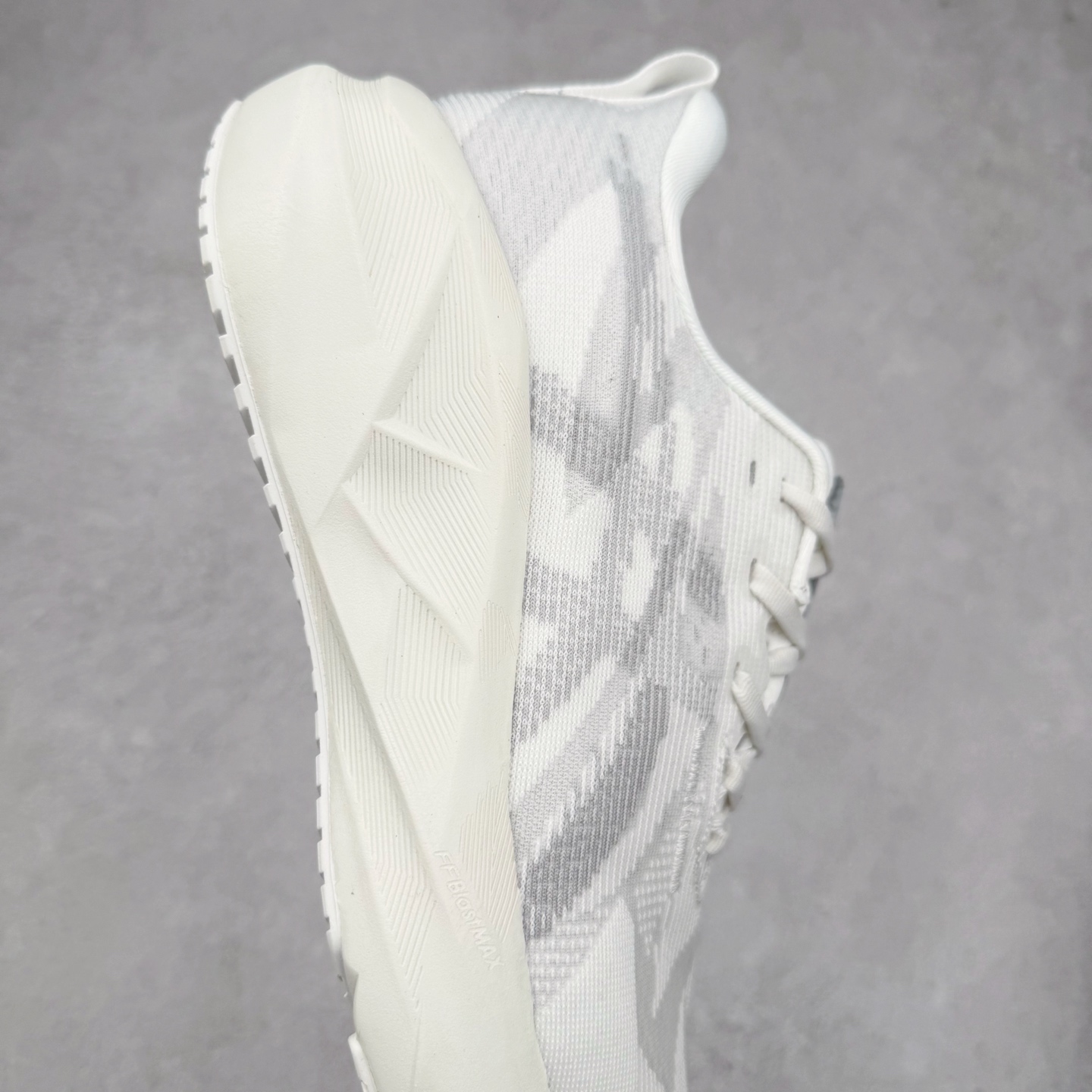 图片[6]-ASICS NOVABLAST 5 亚瑟士舒适缓震跑鞋 鞋面从NOVABLAST 3的工程网眼升级为一片式轻量编织设计 提升了跑鞋的透气性 并配备结构鞋舌 进一步提升透气性的同时减少鞋舌滑动 从而实现更好的包裹感 后跟结构也是亮点之一 不仅提升了稳定性 还能给跑者提供更强支撑 上脚舒适度非常明显 无论如何跑跳晃动 双脚都被包裹的非常服帖舒适 同时前脚掌有足够空间 中足又很贴合 后跟高度和弧度也都非常舒适 从NOVABLAST 5采用全新FF BLAST PLUS ECO轻量高能回弹泡棉材料 这是一种超过20%的生物基可再生资源 在带给跑者更舒适体验同时助力减轻环境负担 值得关注的是NOVABLAST 4将成为该系列首款贴有CO2e标签的鞋款 以进一步严格贯彻ASICS亚瑟士的可持续发展理念 大底采用了低密度设计的AHAR LO 更大程度增强鞋款耐磨性 提升使用寿命 外底液采用了全新设计 其灵感来源于植物的斐波那契螺旋叶片图案 独特的几何纹路使新一代鞋款的外观更具标志性 中底和大底设计都是为了让跑者获得更大的能量反馈 更强的回弹性 在跑步过程中轻弹畅跑 看配置就能感受到NOVABLAST的优势 高回弹、高缓震、且耐用的综合长跑训练鞋 尺码：36 37 38 39 39.5 40 40.5 41.5 42 42.5 43.5 44 45-选品中心