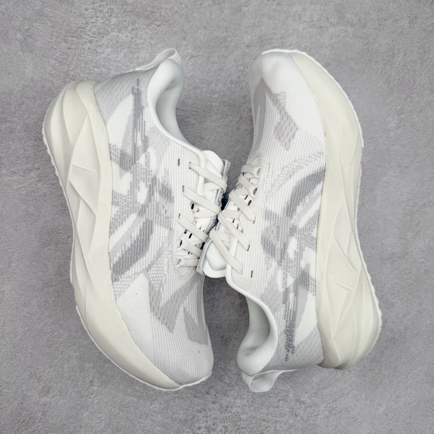 图片[3]-ASICS NOVABLAST 5 亚瑟士舒适缓震跑鞋 鞋面从NOVABLAST 3的工程网眼升级为一片式轻量编织设计 提升了跑鞋的透气性 并配备结构鞋舌 进一步提升透气性的同时减少鞋舌滑动 从而实现更好的包裹感 后跟结构也是亮点之一 不仅提升了稳定性 还能给跑者提供更强支撑 上脚舒适度非常明显 无论如何跑跳晃动 双脚都被包裹的非常服帖舒适 同时前脚掌有足够空间 中足又很贴合 后跟高度和弧度也都非常舒适 从NOVABLAST 5采用全新FF BLAST PLUS ECO轻量高能回弹泡棉材料 这是一种超过20%的生物基可再生资源 在带给跑者更舒适体验同时助力减轻环境负担 值得关注的是NOVABLAST 4将成为该系列首款贴有CO2e标签的鞋款 以进一步严格贯彻ASICS亚瑟士的可持续发展理念 大底采用了低密度设计的AHAR LO 更大程度增强鞋款耐磨性 提升使用寿命 外底液采用了全新设计 其灵感来源于植物的斐波那契螺旋叶片图案 独特的几何纹路使新一代鞋款的外观更具标志性 中底和大底设计都是为了让跑者获得更大的能量反馈 更强的回弹性 在跑步过程中轻弹畅跑 看配置就能感受到NOVABLAST的优势 高回弹、高缓震、且耐用的综合长跑训练鞋 尺码：36 37 38 39 39.5 40 40.5 41.5 42 42.5 43.5 44 45-选品中心