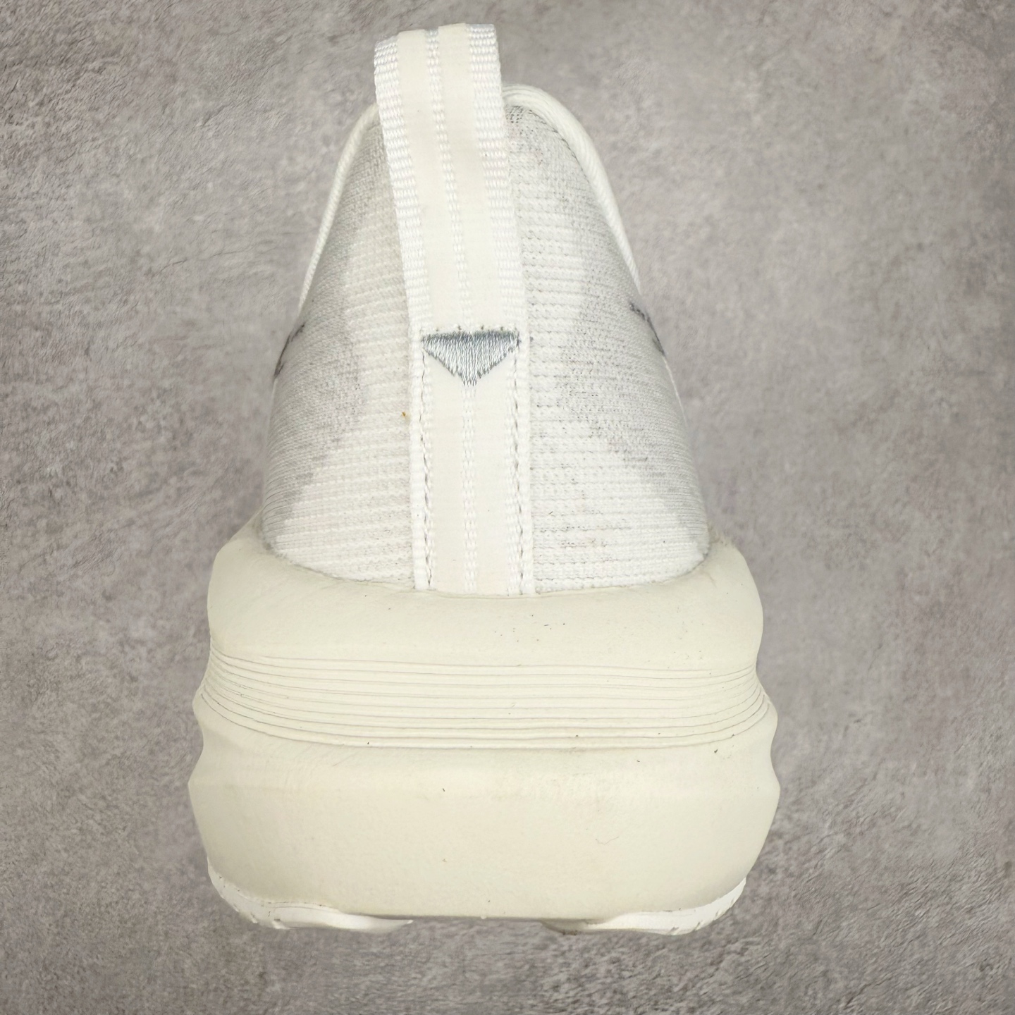 图片[8]-ASICS NOVABLAST 5 亚瑟士舒适缓震跑鞋 鞋面从NOVABLAST 3的工程网眼升级为一片式轻量编织设计 提升了跑鞋的透气性 并配备结构鞋舌 进一步提升透气性的同时减少鞋舌滑动 从而实现更好的包裹感 后跟结构也是亮点之一 不仅提升了稳定性 还能给跑者提供更强支撑 上脚舒适度非常明显 无论如何跑跳晃动 双脚都被包裹的非常服帖舒适 同时前脚掌有足够空间 中足又很贴合 后跟高度和弧度也都非常舒适 从NOVABLAST 5采用全新FF BLAST PLUS ECO轻量高能回弹泡棉材料 这是一种超过20%的生物基可再生资源 在带给跑者更舒适体验同时助力减轻环境负担 值得关注的是NOVABLAST 4将成为该系列首款贴有CO2e标签的鞋款 以进一步严格贯彻ASICS亚瑟士的可持续发展理念 大底采用了低密度设计的AHAR LO 更大程度增强鞋款耐磨性 提升使用寿命 外底液采用了全新设计 其灵感来源于植物的斐波那契螺旋叶片图案 独特的几何纹路使新一代鞋款的外观更具标志性 中底和大底设计都是为了让跑者获得更大的能量反馈 更强的回弹性 在跑步过程中轻弹畅跑 看配置就能感受到NOVABLAST的优势 高回弹、高缓震、且耐用的综合长跑训练鞋 尺码：36 37 38 39 39.5 40 40.5 41.5 42 42.5 43.5 44 45-选品中心