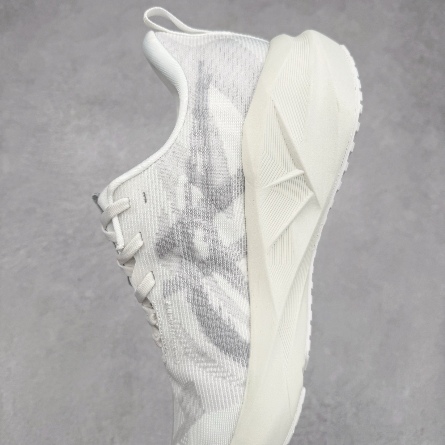 图片[7]-ASICS NOVABLAST 5 亚瑟士舒适缓震跑鞋 鞋面从NOVABLAST 3的工程网眼升级为一片式轻量编织设计 提升了跑鞋的透气性 并配备结构鞋舌 进一步提升透气性的同时减少鞋舌滑动 从而实现更好的包裹感 后跟结构也是亮点之一 不仅提升了稳定性 还能给跑者提供更强支撑 上脚舒适度非常明显 无论如何跑跳晃动 双脚都被包裹的非常服帖舒适 同时前脚掌有足够空间 中足又很贴合 后跟高度和弧度也都非常舒适 从NOVABLAST 5采用全新FF BLAST PLUS ECO轻量高能回弹泡棉材料 这是一种超过20%的生物基可再生资源 在带给跑者更舒适体验同时助力减轻环境负担 值得关注的是NOVABLAST 4将成为该系列首款贴有CO2e标签的鞋款 以进一步严格贯彻ASICS亚瑟士的可持续发展理念 大底采用了低密度设计的AHAR LO 更大程度增强鞋款耐磨性 提升使用寿命 外底液采用了全新设计 其灵感来源于植物的斐波那契螺旋叶片图案 独特的几何纹路使新一代鞋款的外观更具标志性 中底和大底设计都是为了让跑者获得更大的能量反馈 更强的回弹性 在跑步过程中轻弹畅跑 看配置就能感受到NOVABLAST的优势 高回弹、高缓震、且耐用的综合长跑训练鞋 尺码：36 37 38 39 39.5 40 40.5 41.5 42 42.5 43.5 44 45-选品中心