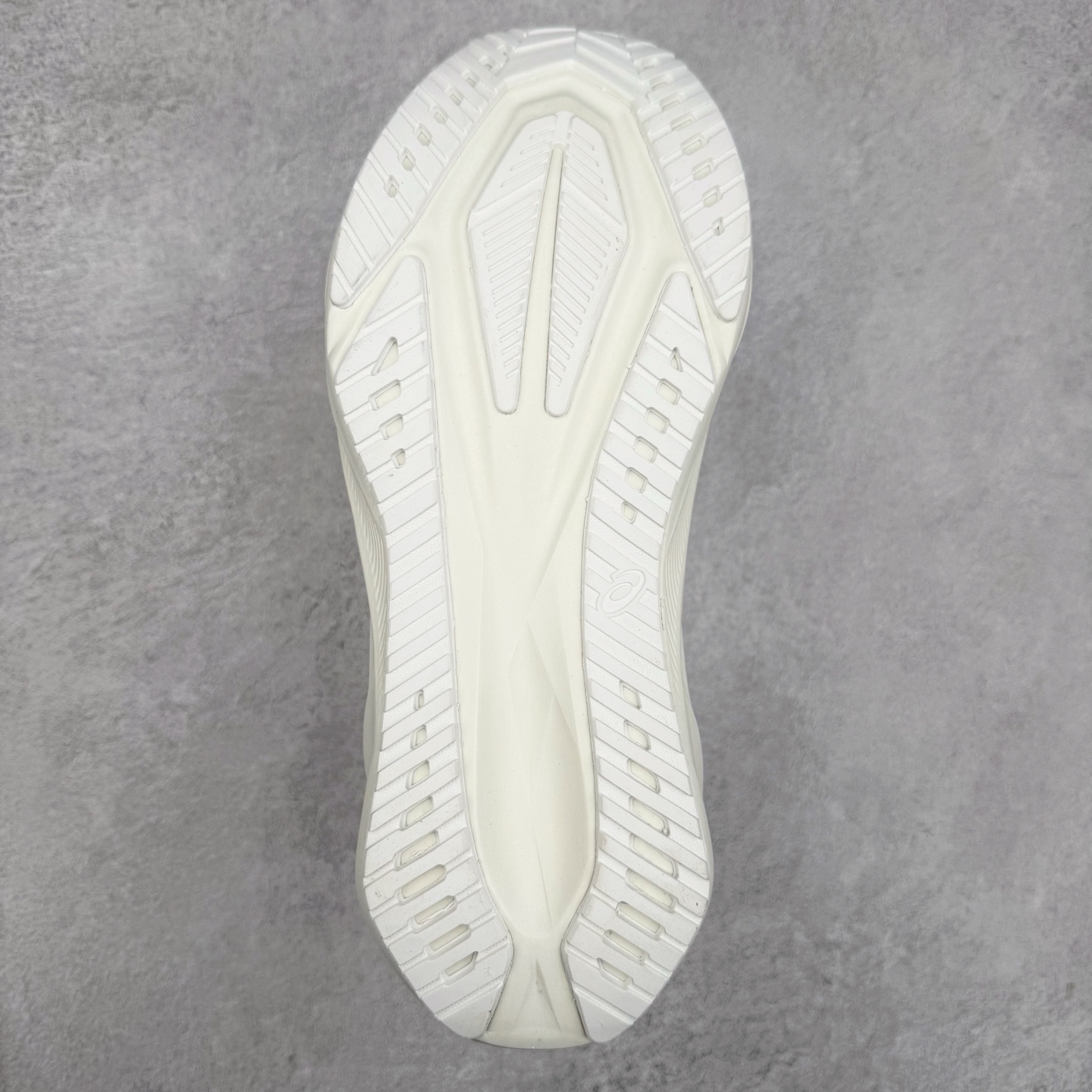 图片[9]-ASICS NOVABLAST 5 亚瑟士舒适缓震跑鞋 鞋面从NOVABLAST 3的工程网眼升级为一片式轻量编织设计 提升了跑鞋的透气性 并配备结构鞋舌 进一步提升透气性的同时减少鞋舌滑动 从而实现更好的包裹感 后跟结构也是亮点之一 不仅提升了稳定性 还能给跑者提供更强支撑 上脚舒适度非常明显 无论如何跑跳晃动 双脚都被包裹的非常服帖舒适 同时前脚掌有足够空间 中足又很贴合 后跟高度和弧度也都非常舒适 从NOVABLAST 5采用全新FF BLAST PLUS ECO轻量高能回弹泡棉材料 这是一种超过20%的生物基可再生资源 在带给跑者更舒适体验同时助力减轻环境负担 值得关注的是NOVABLAST 4将成为该系列首款贴有CO2e标签的鞋款 以进一步严格贯彻ASICS亚瑟士的可持续发展理念 大底采用了低密度设计的AHAR LO 更大程度增强鞋款耐磨性 提升使用寿命 外底液采用了全新设计 其灵感来源于植物的斐波那契螺旋叶片图案 独特的几何纹路使新一代鞋款的外观更具标志性 中底和大底设计都是为了让跑者获得更大的能量反馈 更强的回弹性 在跑步过程中轻弹畅跑 看配置就能感受到NOVABLAST的优势 高回弹、高缓震、且耐用的综合长跑训练鞋 尺码：36 37 38 39 39.5 40 40.5 41.5 42 42.5 43.5 44 45-选品中心