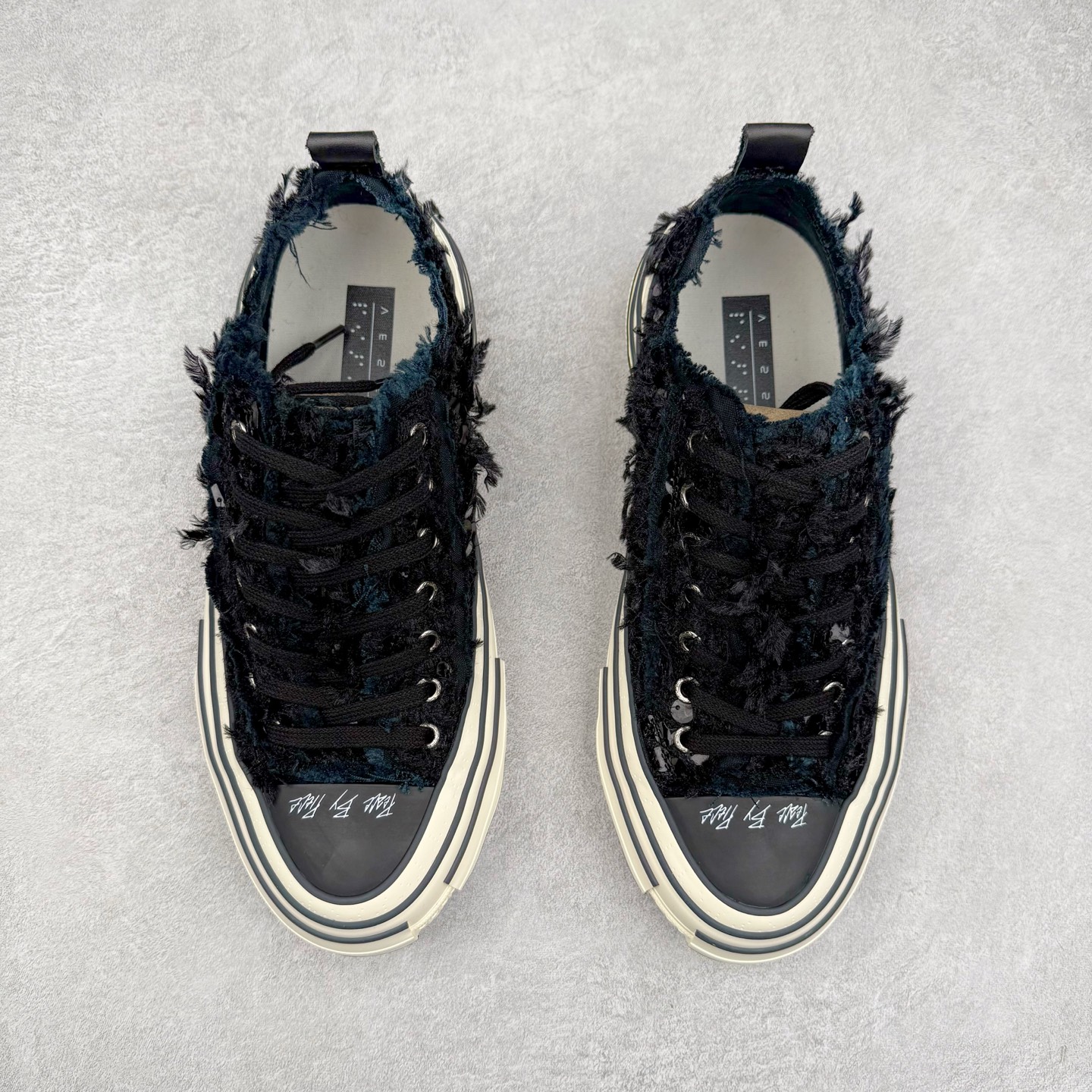 图片[2]-＃纯原 xVESSEL G.O.P. Low 全硫化乞丐鞋 吴建豪主理品牌 解构重叠厚底软木低帮硫化板鞋 全配色原鞋开发 支持对比 细节 工艺 等.. 当前市售最高版本 正确半贴合鞋标工艺 正确鞋头上翘整体楦型 原厂12蛊司厚实舒适帆布面料 面料工序需要通过三次水洗 散落自然杂乱流苏做旧复古效果 支持NFC网页编码识别 升级厚实软木塞内底 纯手工贴合多重围条硫化工艺 原鞋包装 原鞋代码鞋标完全一致 市面顶级毒盒版本 工艺细节 全网络能覆盖到的地方最强 至今无别的工厂能超越的品质 尺码：35 36 37 38 39 40 41 42 43 44 45-选品中心