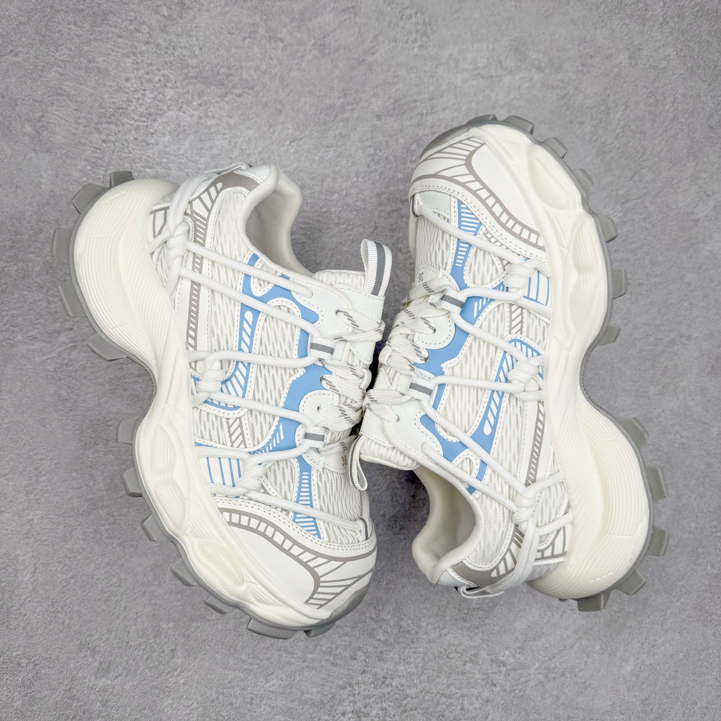 图片[3]-GG-CC Chunky Low休闲运动厚底增高老爹鞋 广东大厂出品 完美细节 25ss春季新款厚底增高 大长腿 时髦look轻松定格 不费力展现率性氛围 高档银盒 酷帅机能风不规则设计大底 双鞋带拼色造型设计 轻便舒适百搭 GGcc厚底增高简直就是小个子的快乐! 不管怎么搭都好看~ 尺码：35 36 37 38 39 40-选品中心